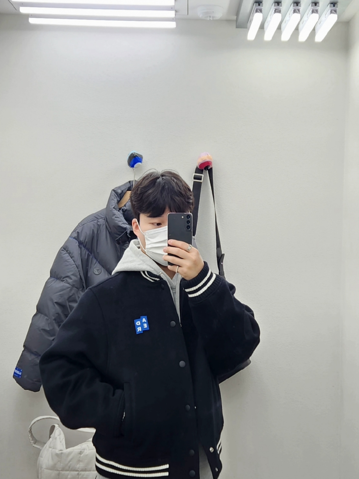 Ader Error Sig; TRS Tag Varsity Jacket 01 Noir, Zara x Ader Error Oversize Puffer Jacket Grey 착용 스타일 - 2