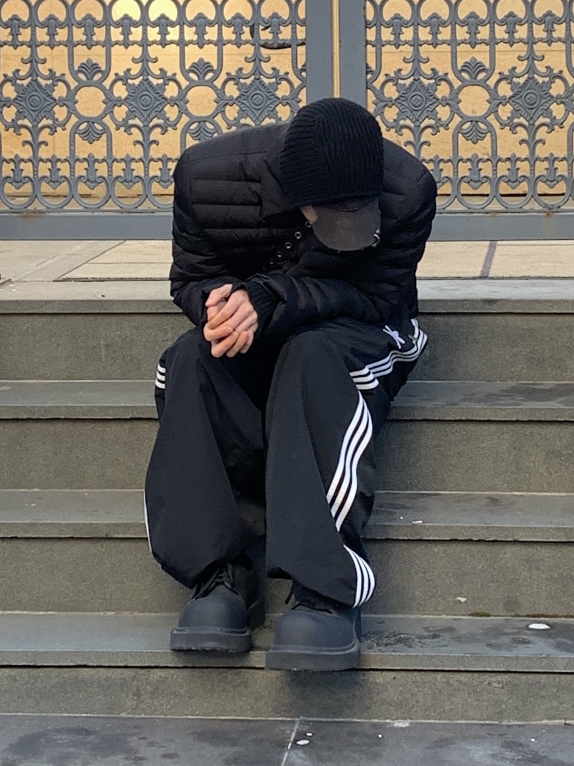 Balenciaga Heavy Piercing Cap Faded Black, Balenciaga x Adidas Tracksuit Trousers Black 착용 스타일 - 1