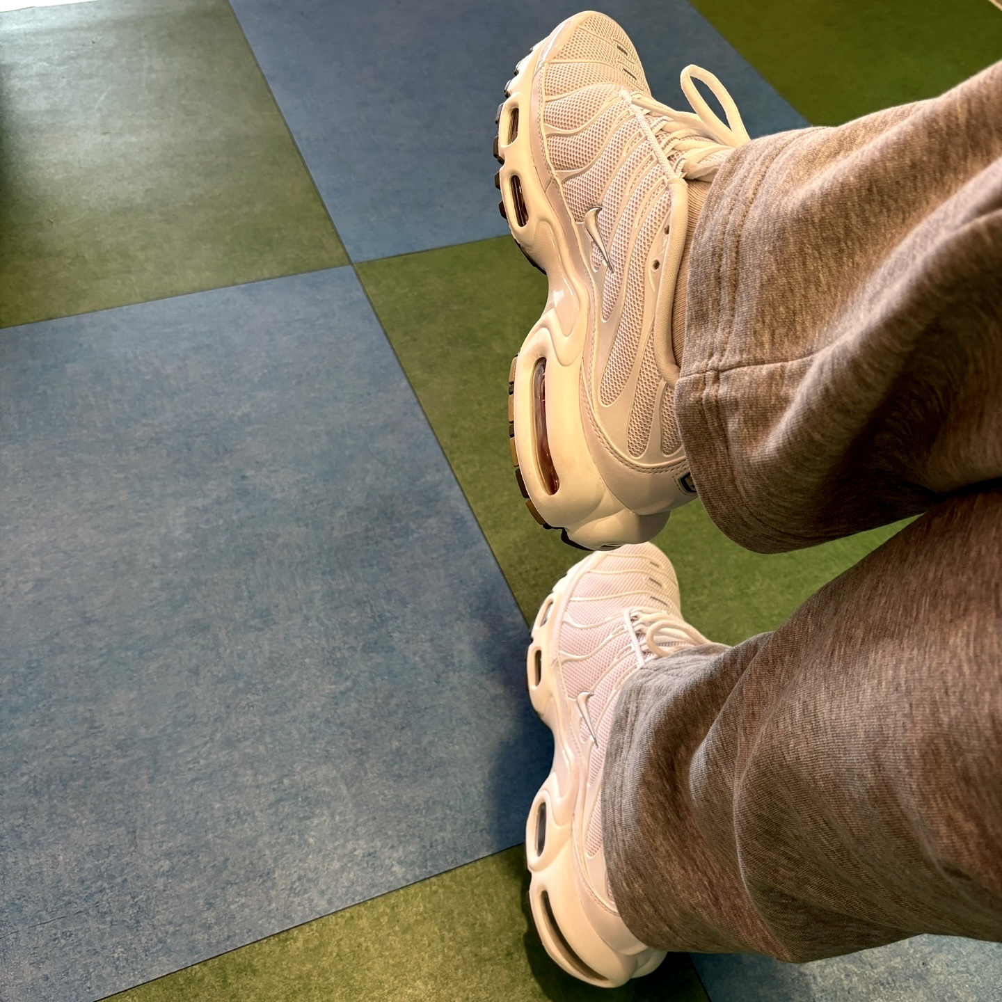 Nike Air Max Plus White 착용 스타일