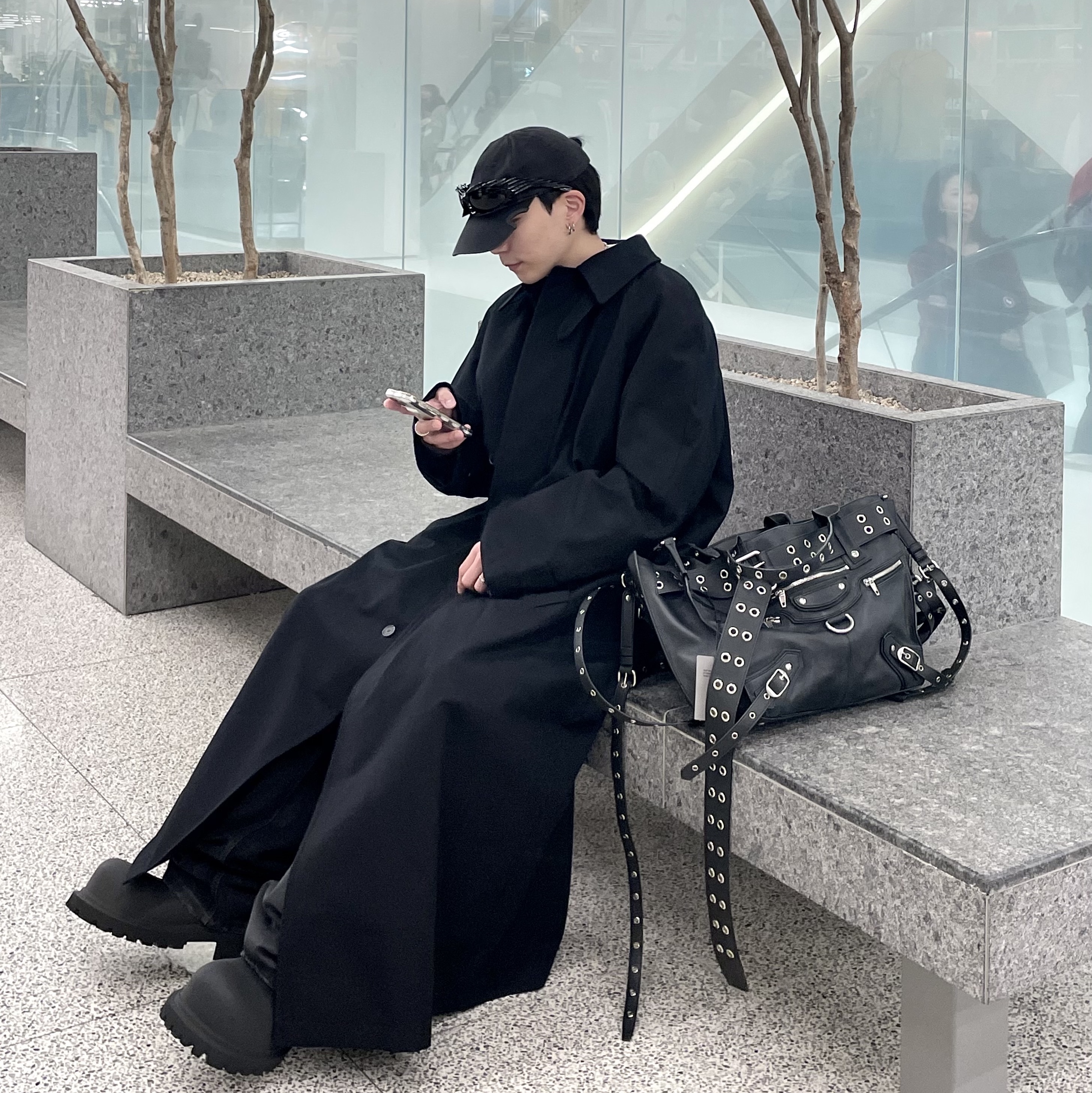 Balenciaga Emo Bucket Bag in Washed Calfskin Black, Balenciaga XL Army Boots Full Eva Black 착용 스타일 - 3
