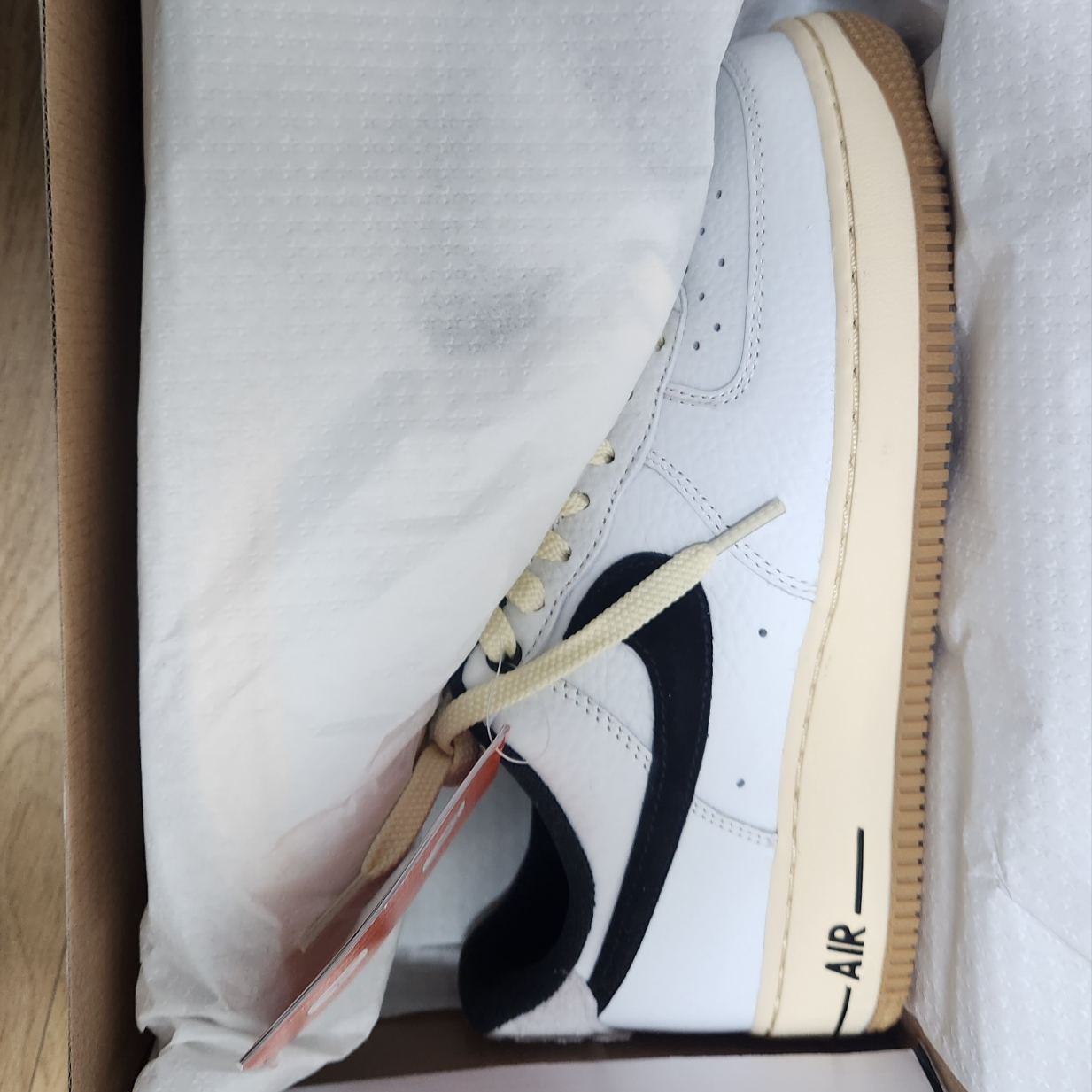 (W) Nike Air Force 1 '07 LX Black and Summit White 착용 스타일 - 1