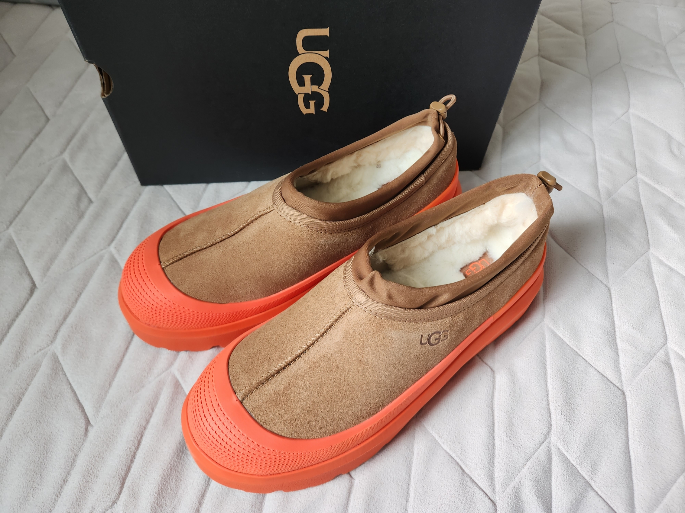 UGG Tasman Weather Hybrid Chestnut Orange 착용 스타일 - 1