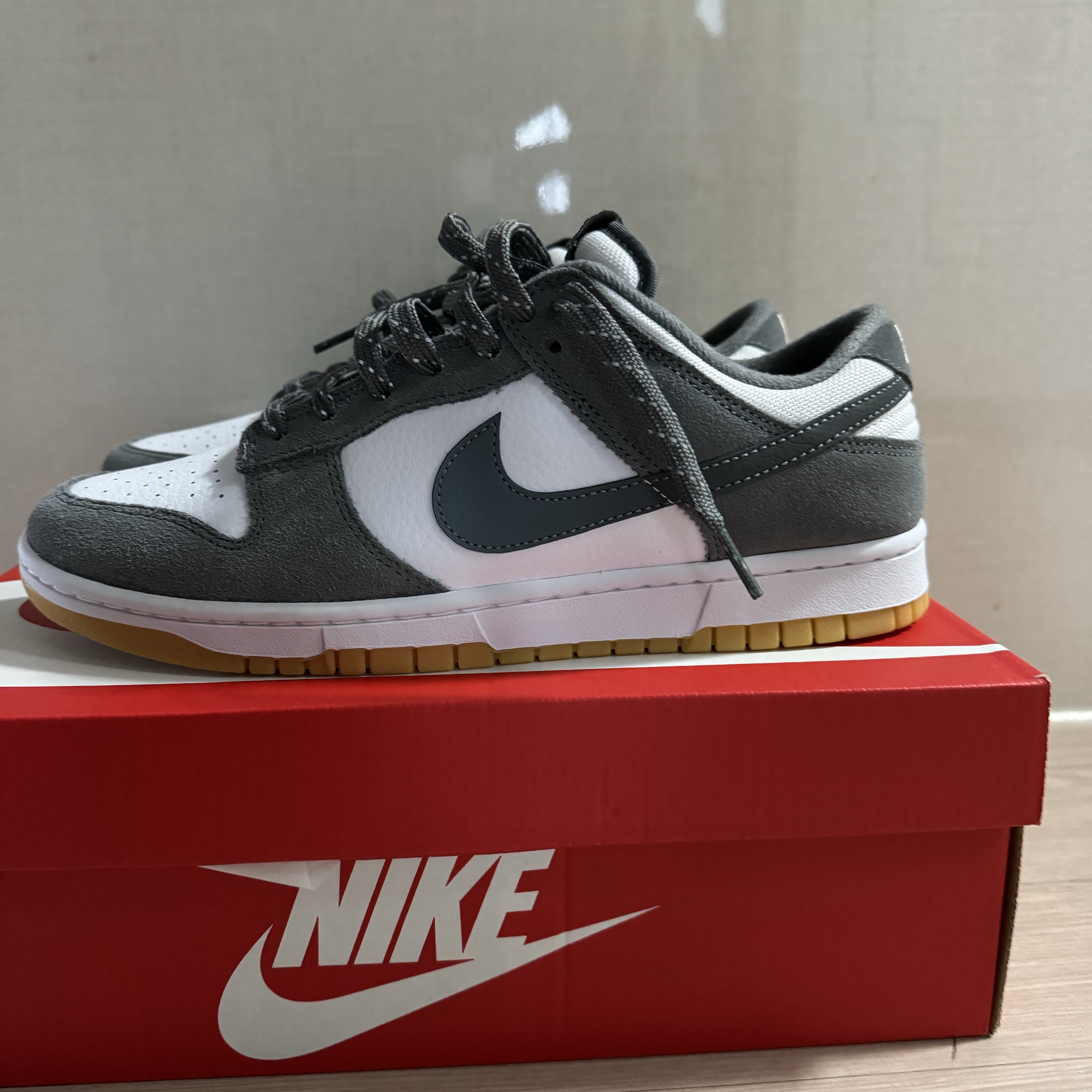 Nike Dunk Low Smoke Grey Gum 착용 스타일