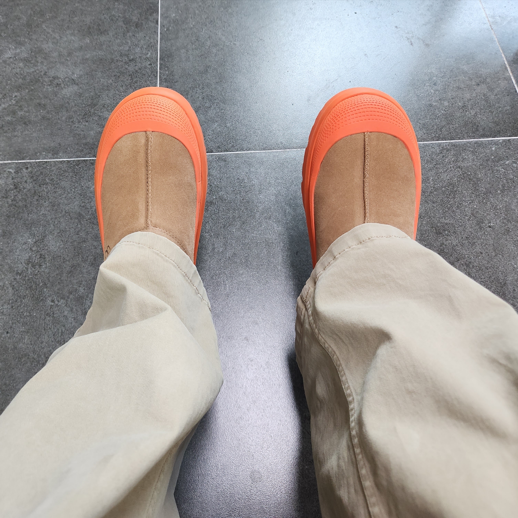 UGG Tasman Weather Hybrid Chestnut Orange 착용 스타일 - 5