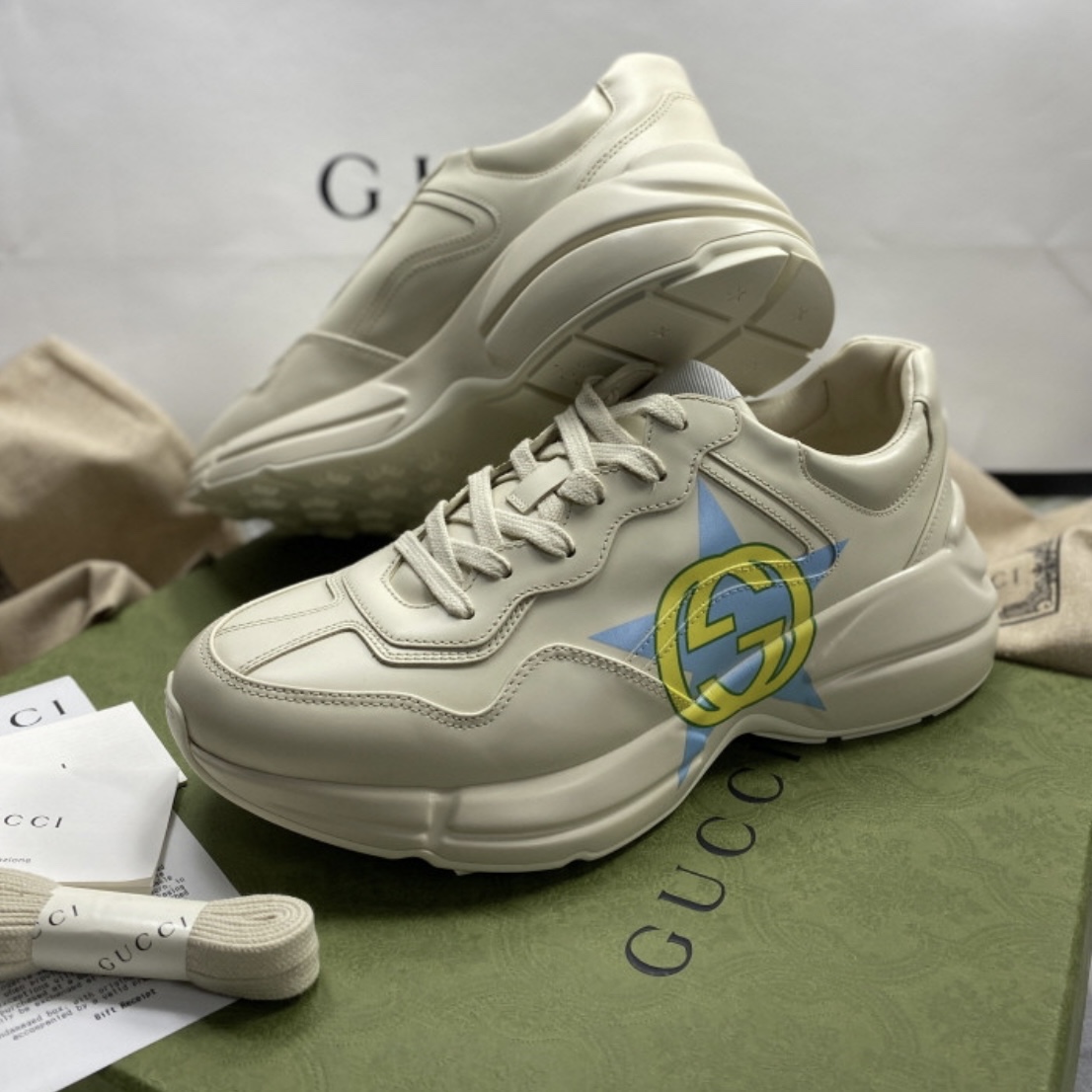 Gucci Rhyton Star Print Sneakers Ivory 착용 스타일 - 2