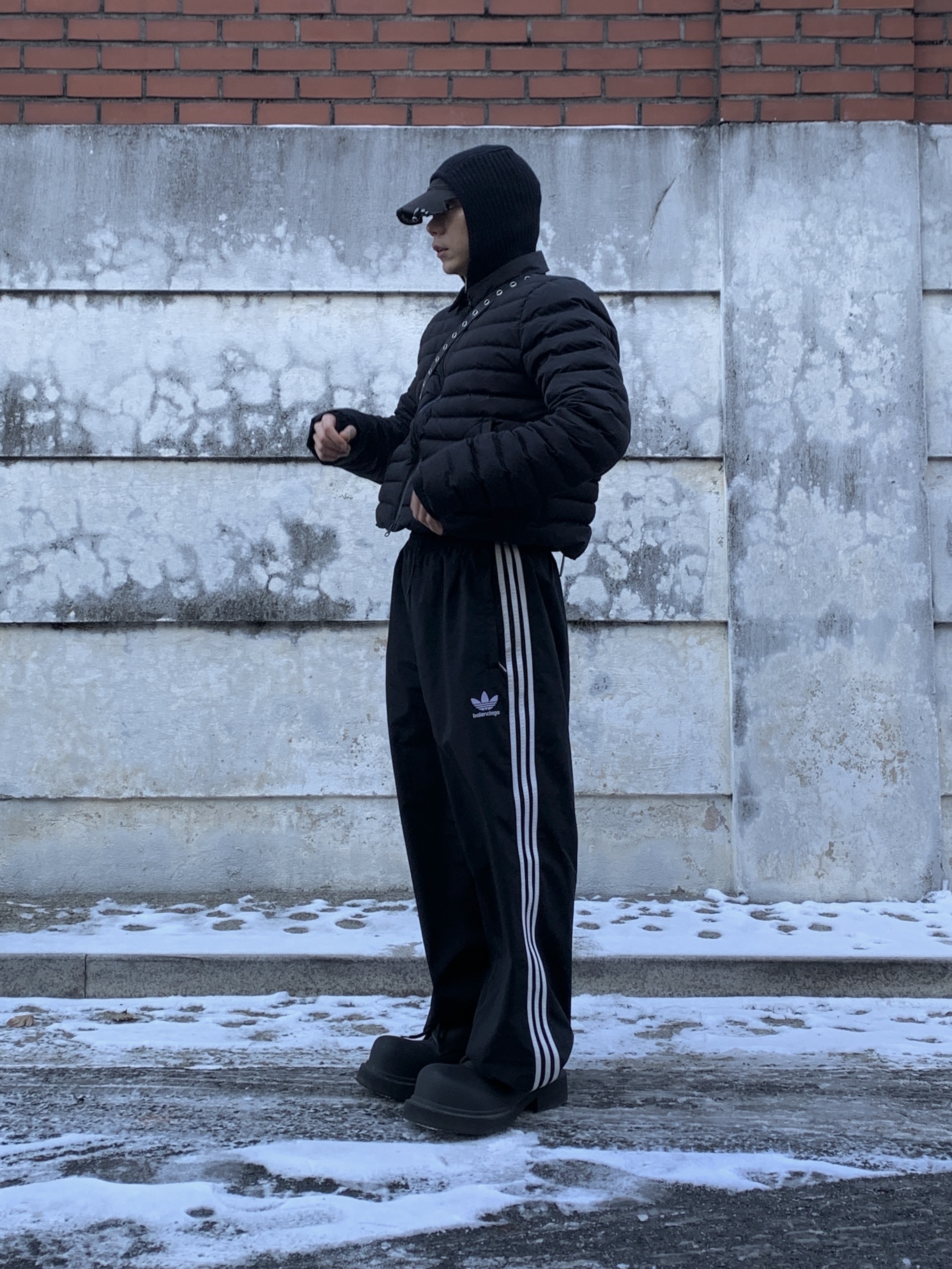 Balenciaga Heavy Piercing Cap Faded Black, Balenciaga x Adidas Tracksuit Trousers Black 착용 스타일 - 5