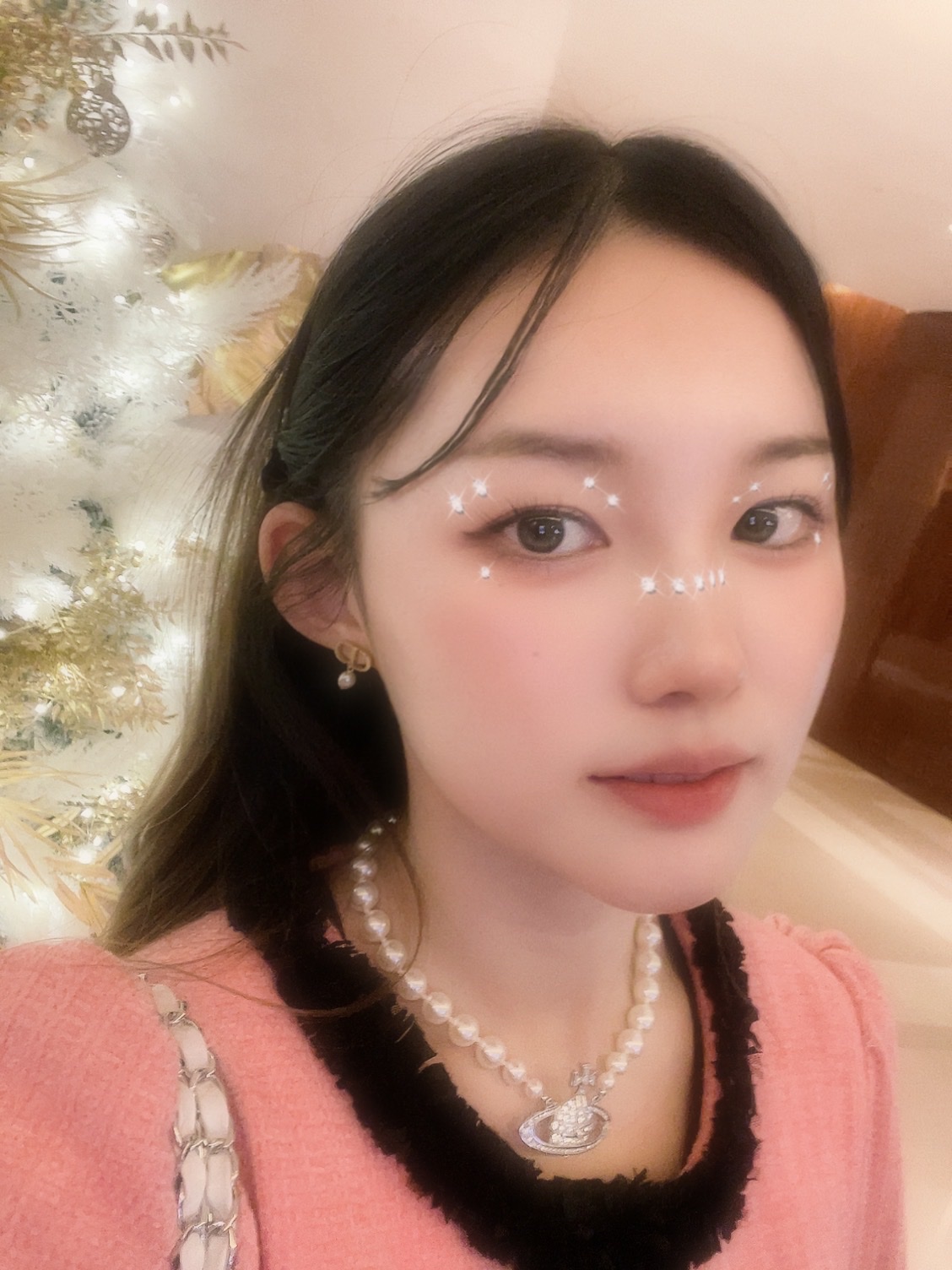Cardinal Red Hawoo-A Bag Mix, Vivienne Westwood Neysa Pearl Choker Silver 착용 스타일 - 3