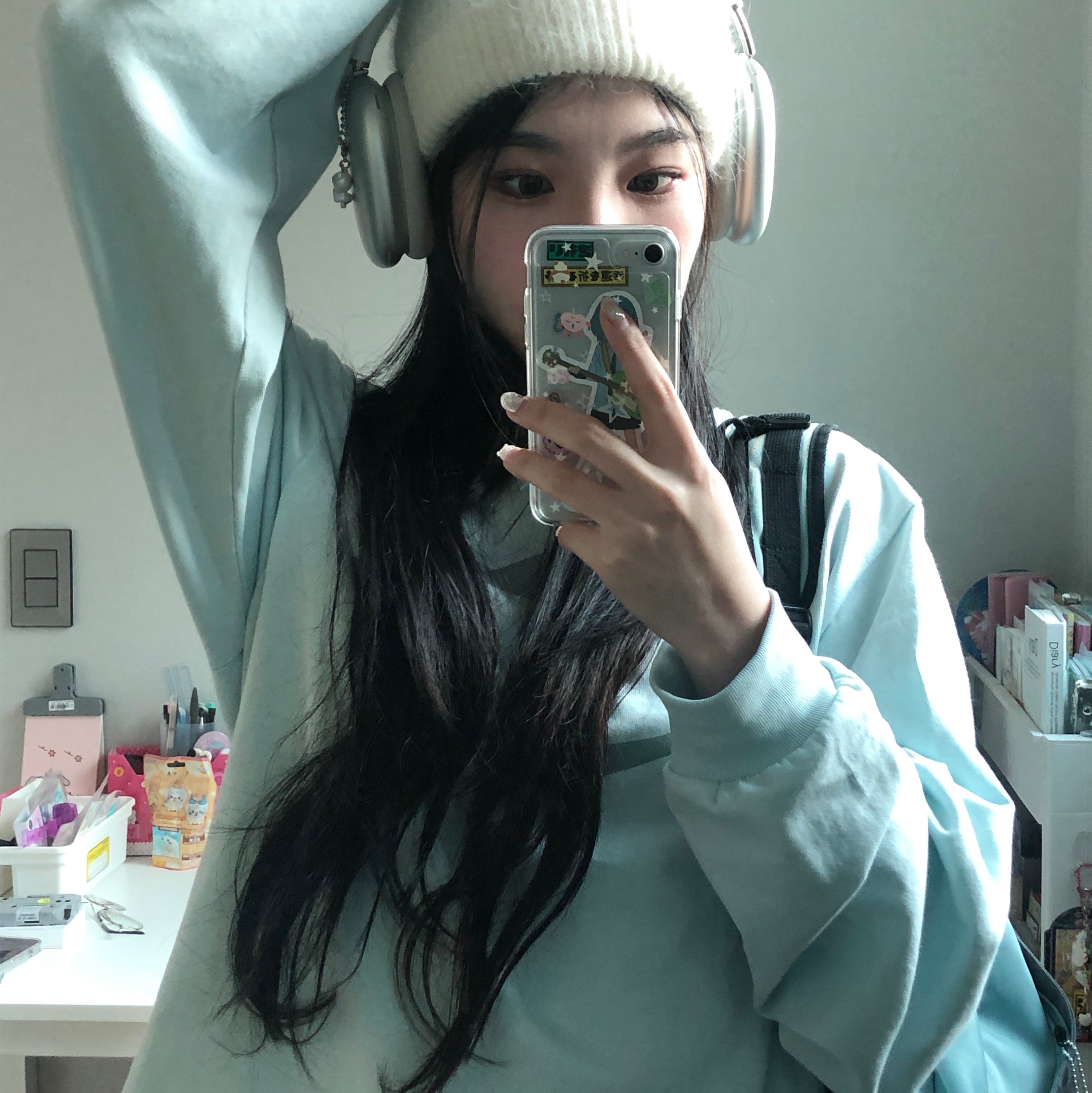Apple AirPods Max Lightning Silver (Korean Ver.), Mischief Rhombus Long Sleeve Sky Blue 착용 스타일