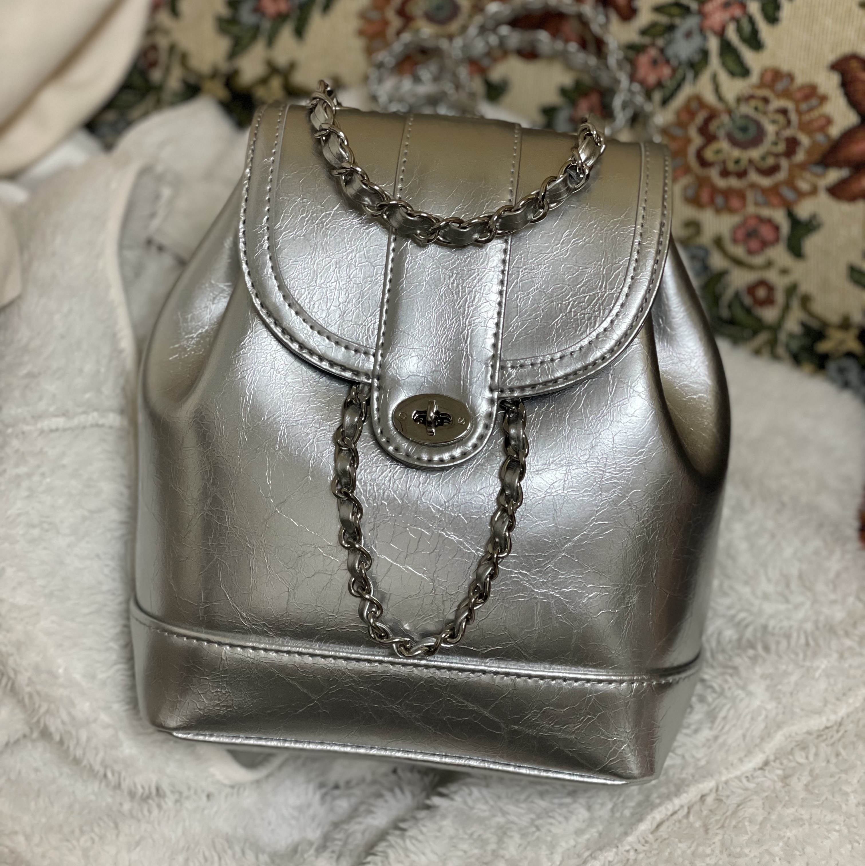 Cardinal Red Hawoo-A Bag Silver 착용 스타일