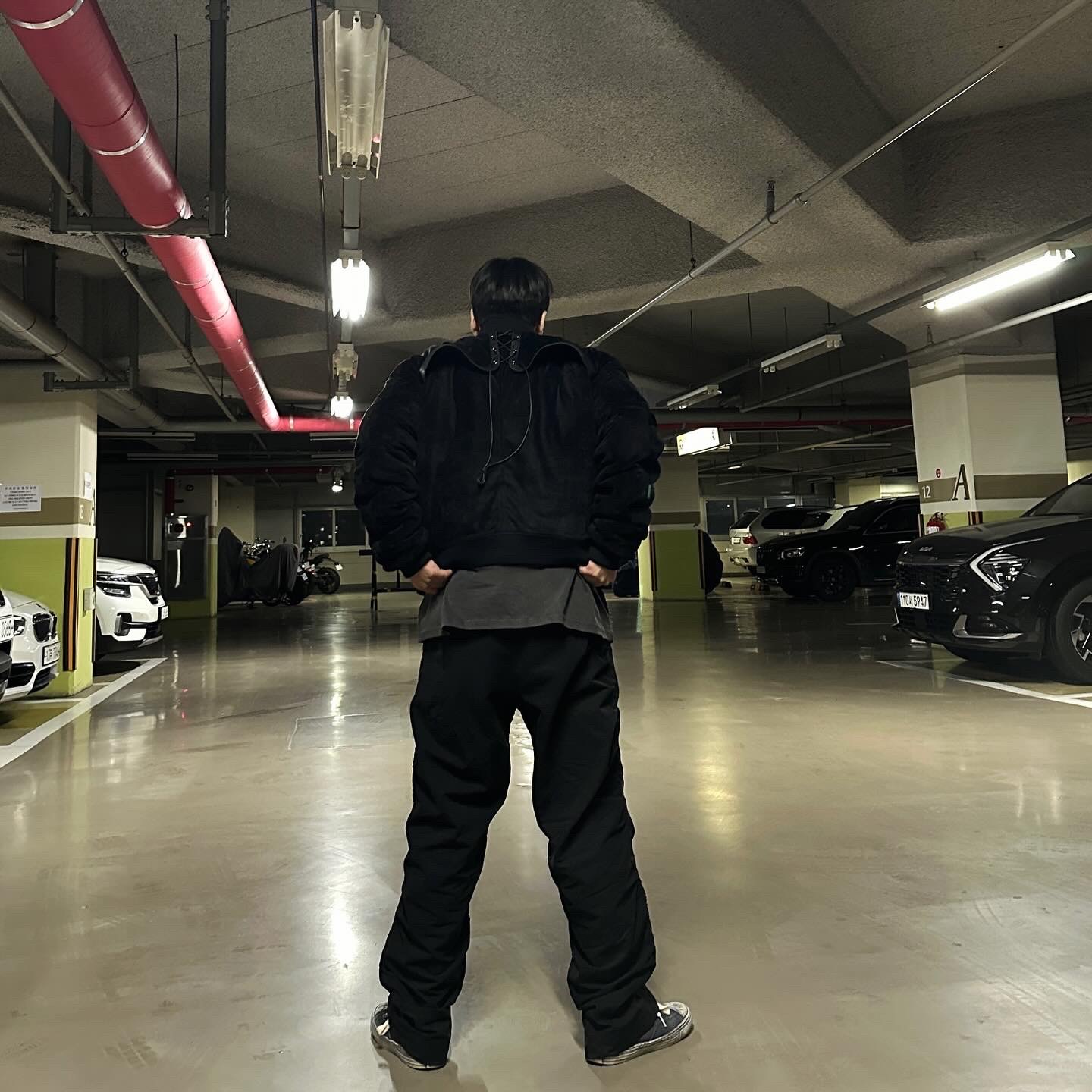 Undermycar x Emostanceclub Aknosom Leather Paneled Velour Bomber Black Iris - 23FW 착용 스타일 - 2