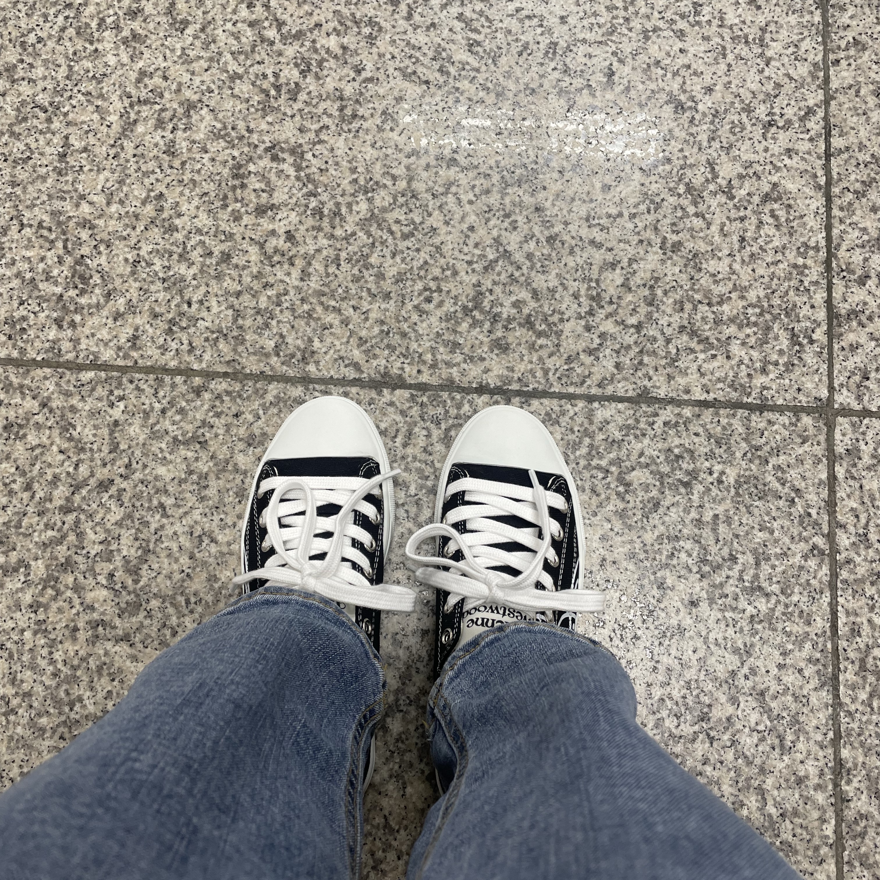 (W) Vivienne Westwood Plimsoll Low Top 2.0 Trainer Black 착용 스타일