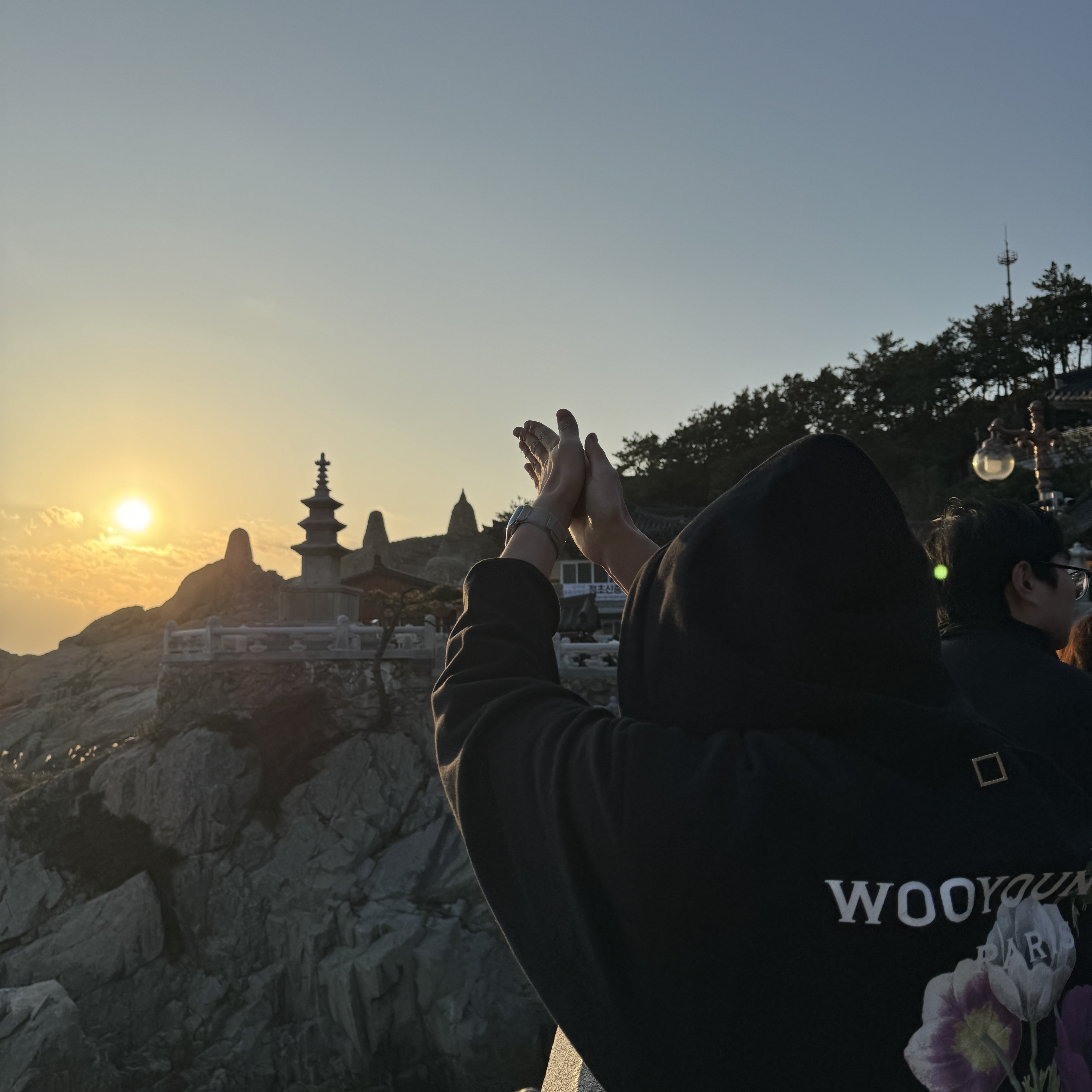 Wooyoungmi Flower Back Logo Hoodie Black - 23FW 착용 스타일 - 1
