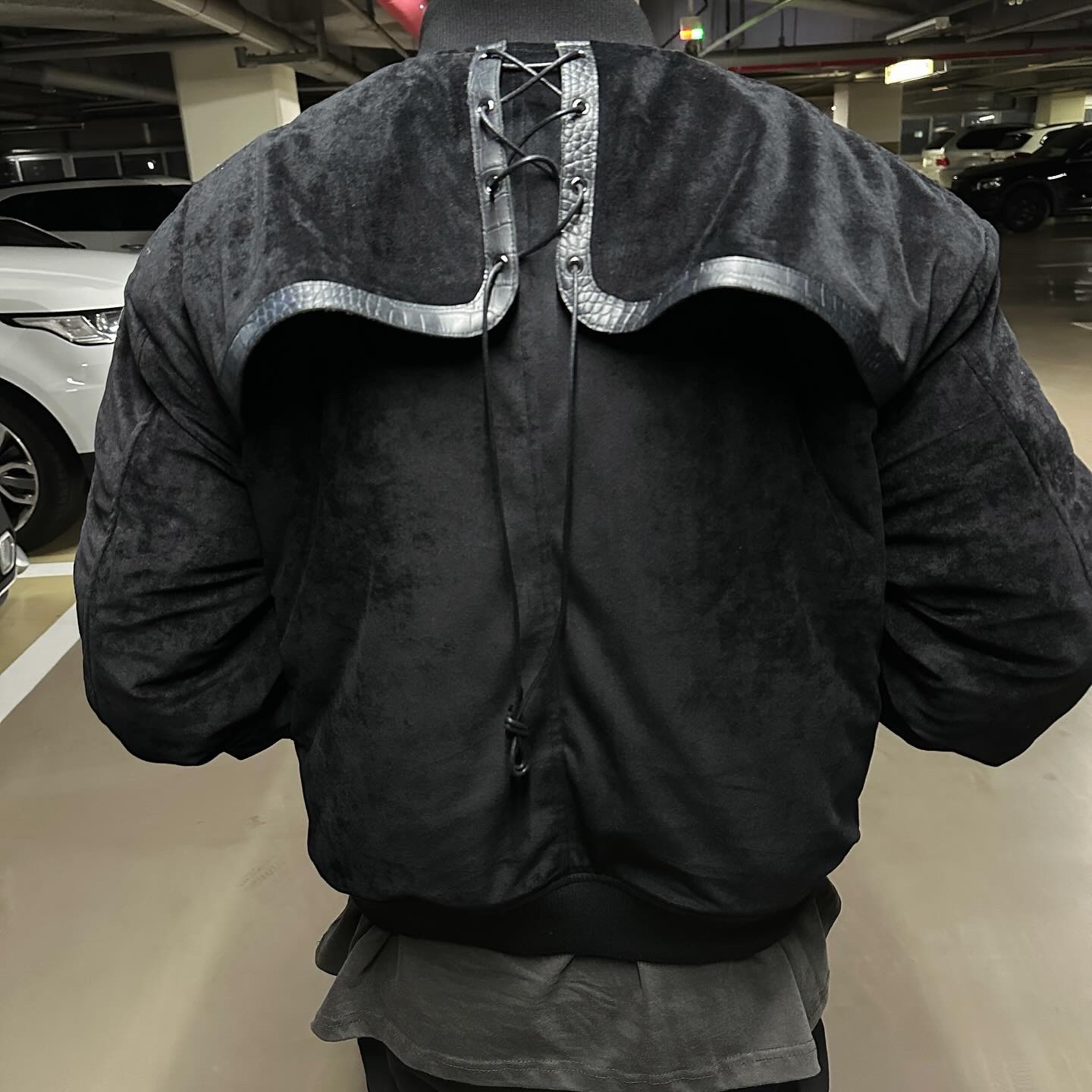 Undermycar x Emostanceclub Aknosom Leather Paneled Velour Bomber Black Iris - 23FW 착용 스타일 - 3