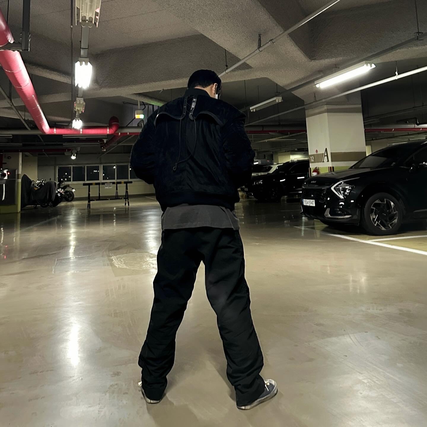 Undermycar x Emostanceclub Aknosom Leather Paneled Velour Bomber Black Iris - 23FW 착용 스타일 - 1