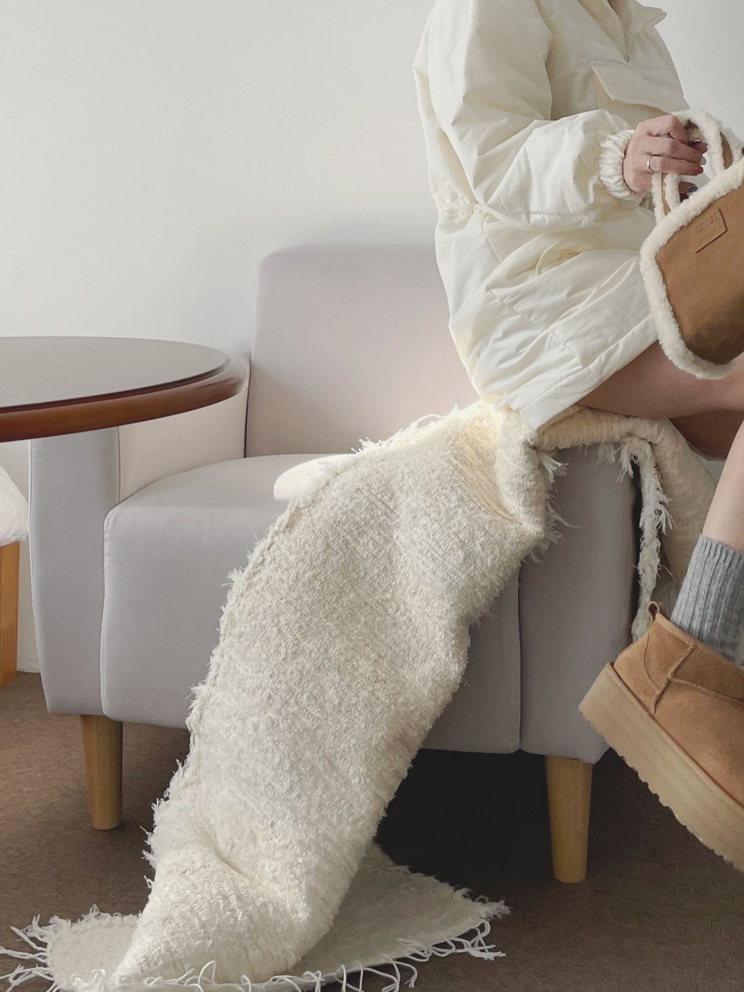 (W) UGG Classic Ultra Mini Platform Boots Chestnut, Telfar x UGG Small Shopping Bag Chestnut 착용 스타일 - 3