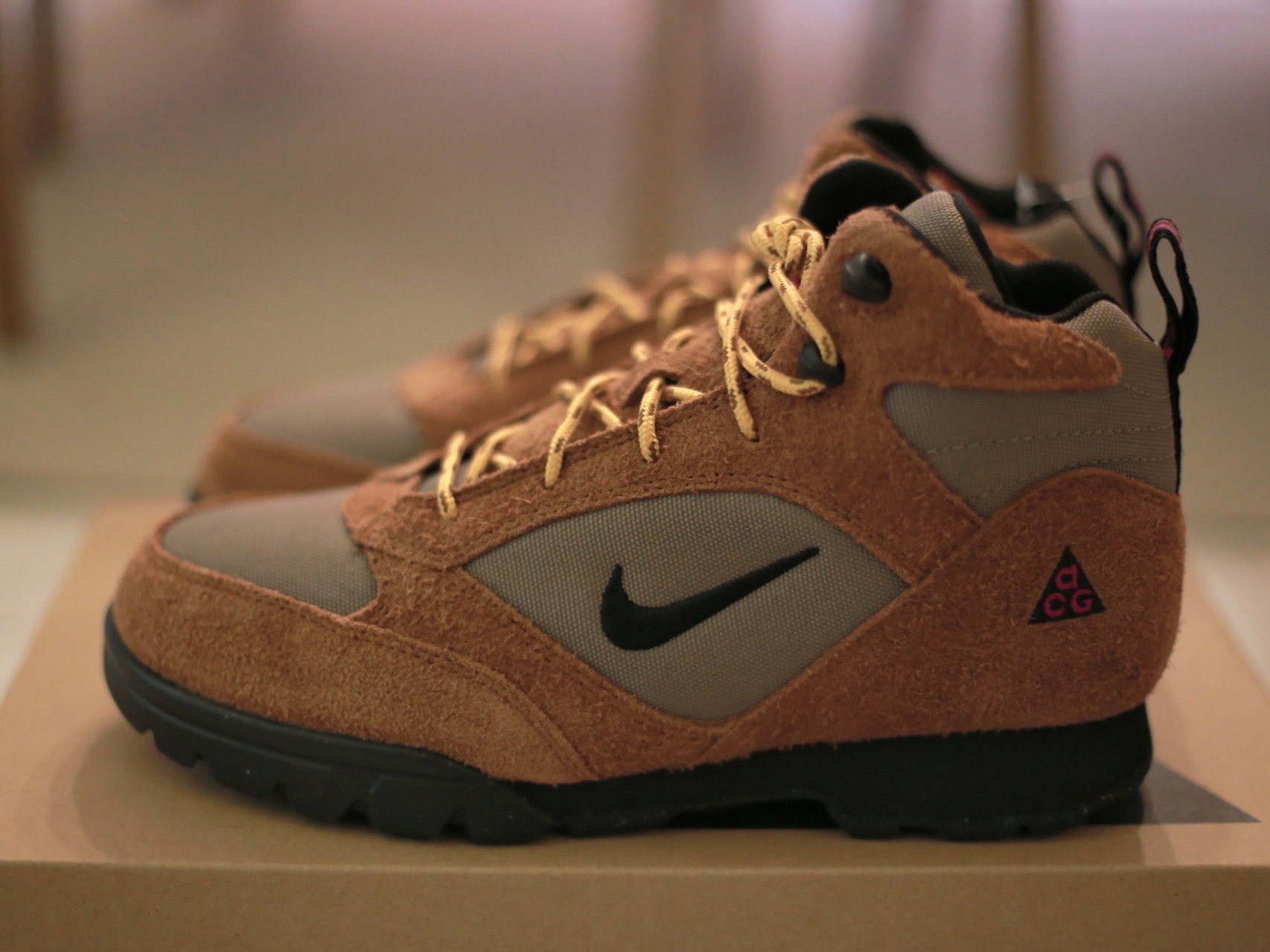 Nike ACG Torre Mid Waterproof Pecan and Olive Grey 착용 스타일 - 1