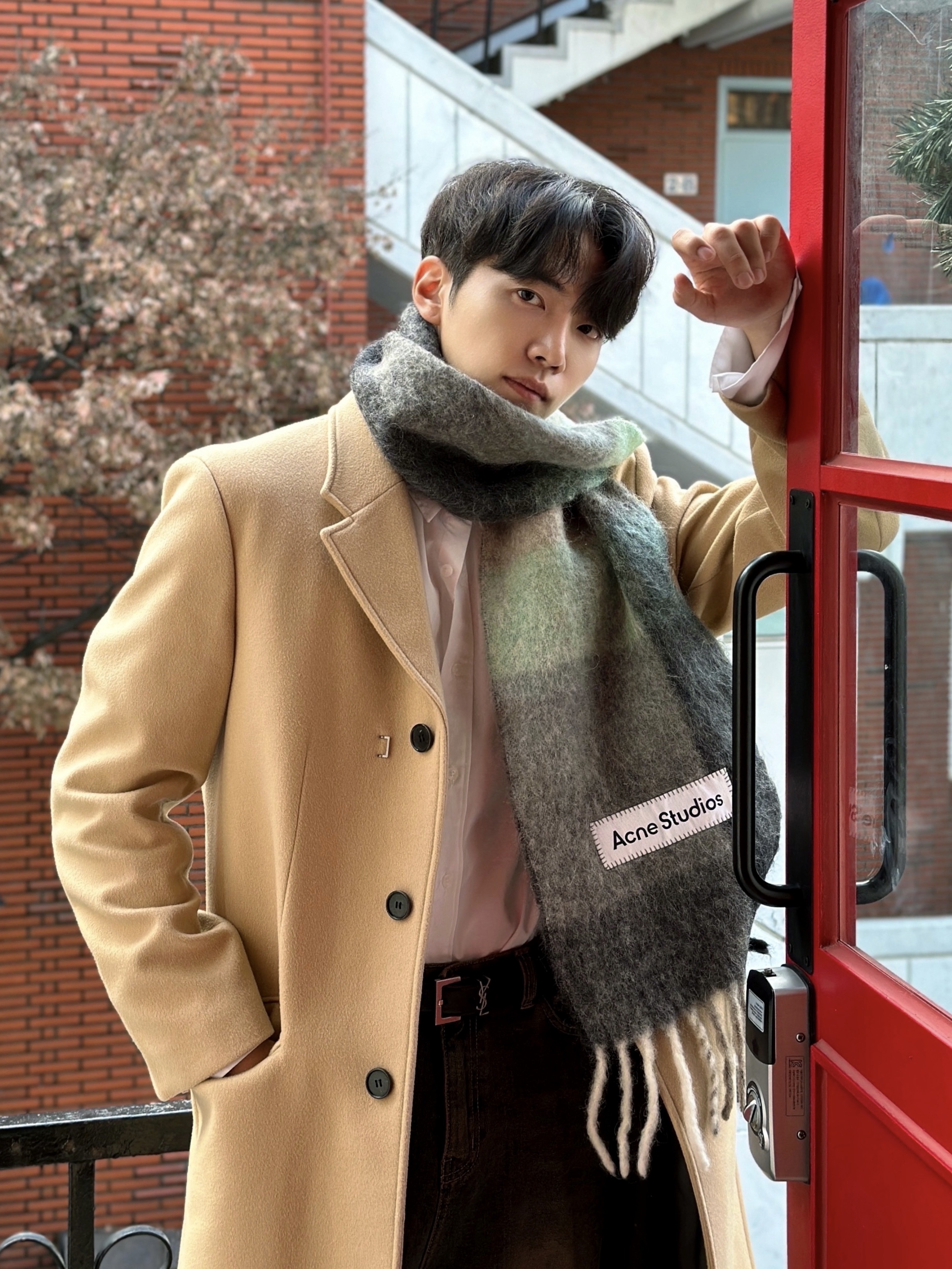 Acne Studios Mohair Check Muffler Grey Green Black, Saint Laurent Leather Silver Monogram Belt Black 착용 스타일 - 5