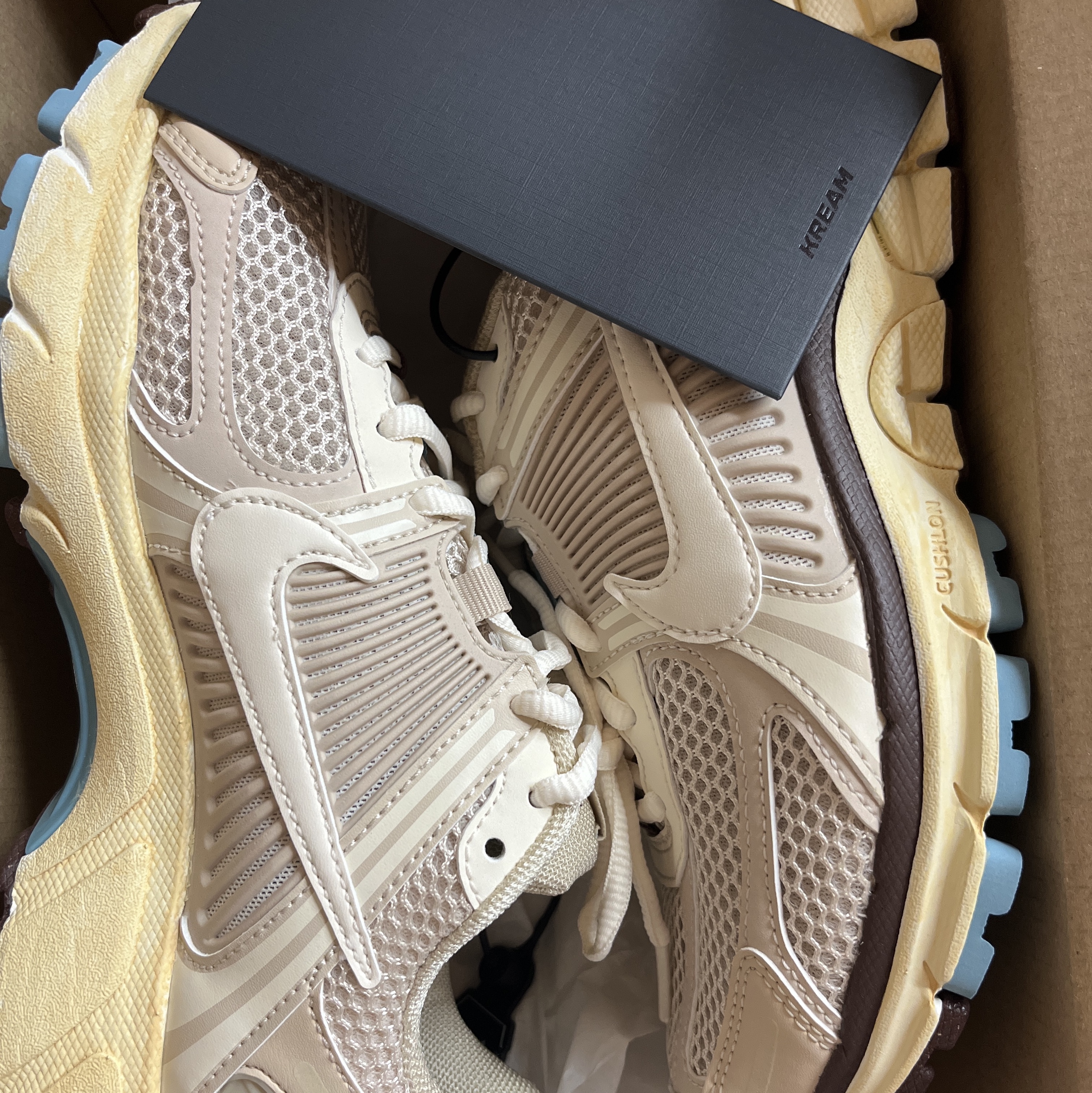 (W) Nike Zoom Vomero 5 Oatmeal 착용 스타일