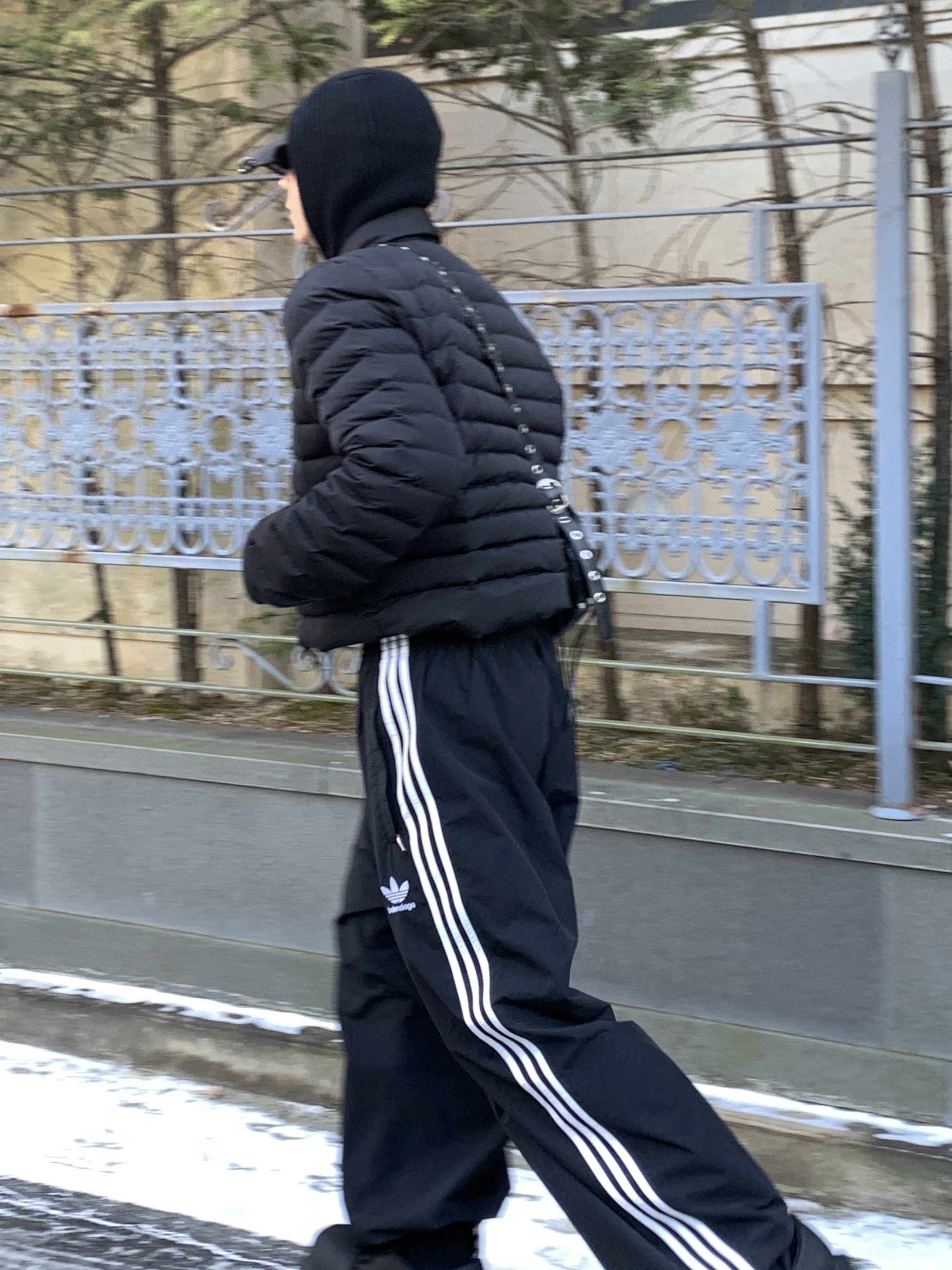 Balenciaga Heavy Piercing Cap Faded Black, Balenciaga x Adidas Tracksuit Trousers Black 착용 스타일 - 8
