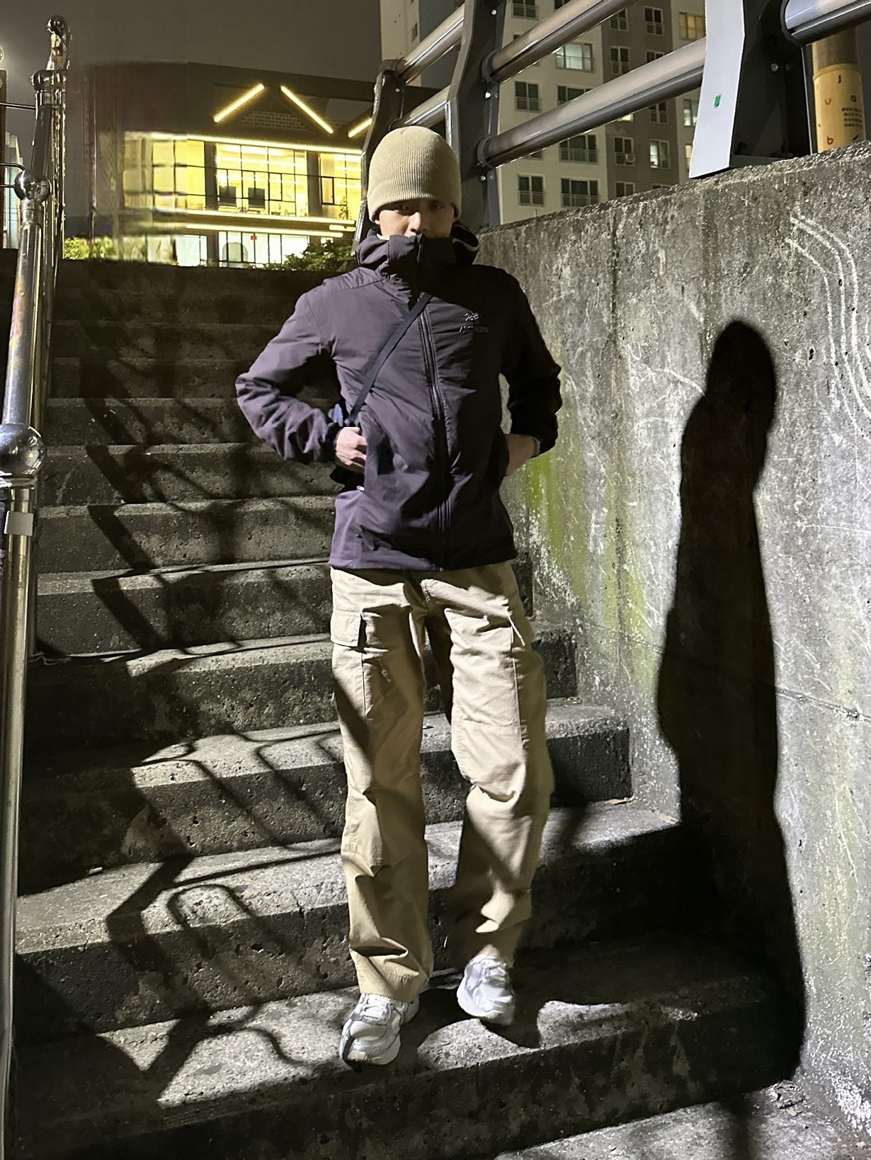 Arc'teryx Atom LT Hoody Bitters, Arc'teryx Heliad 6 Crossbody Bag Black 착용 스타일 - 1