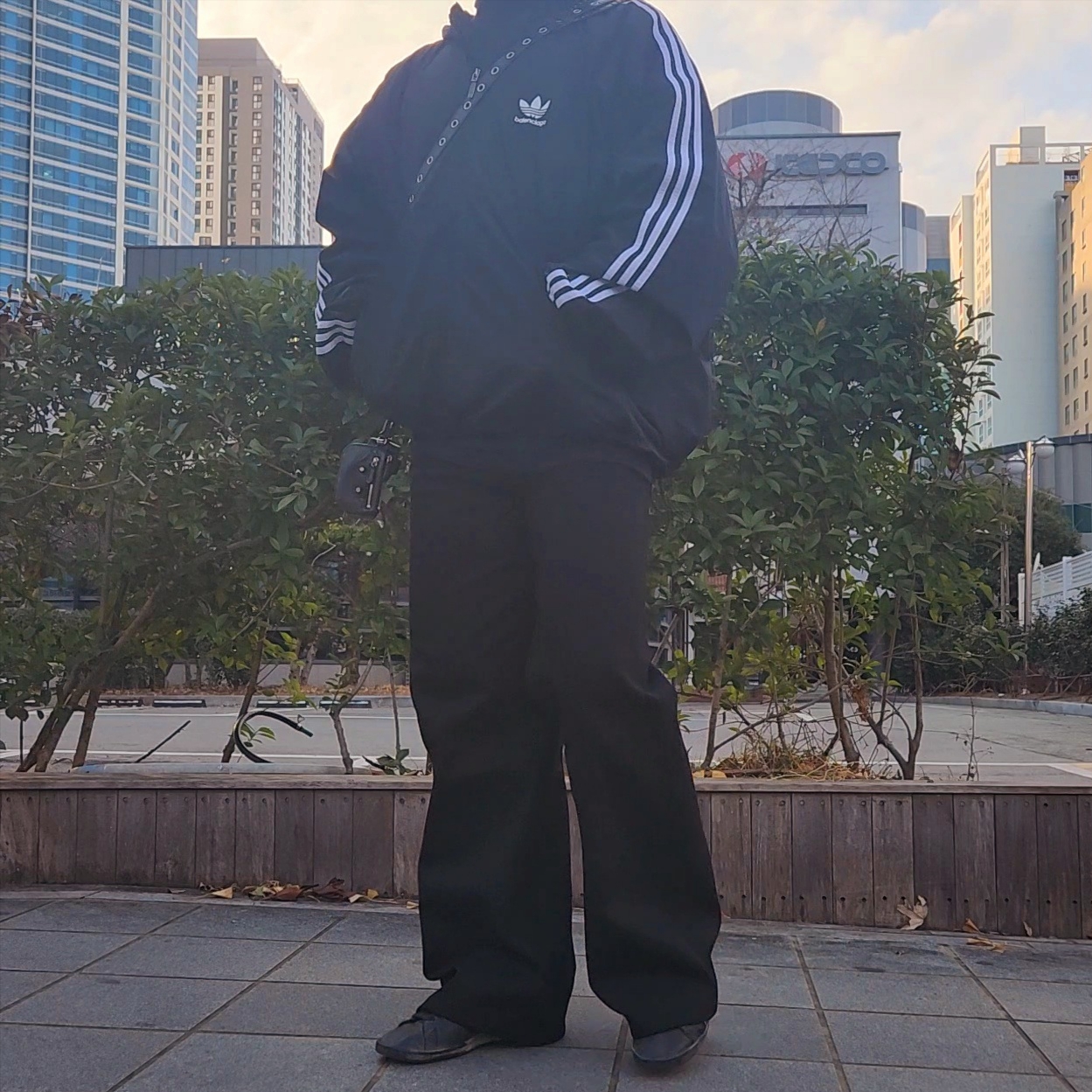 Balenciaga x Adidas Stan Smith Worn Out Black 착용 스타일 - 1
