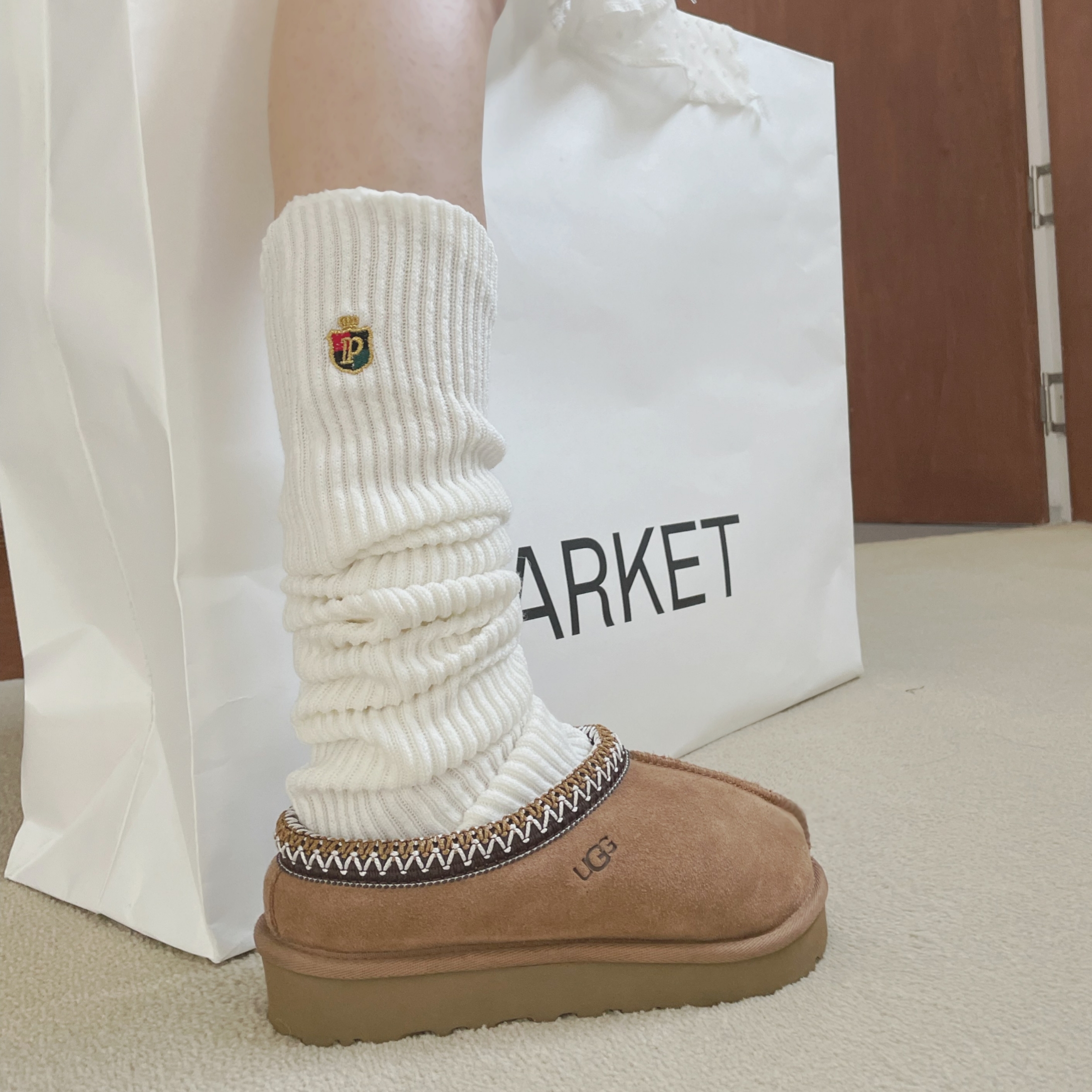 (W) UGG Tasman Slipper Chestnut 착용 스타일 - 2