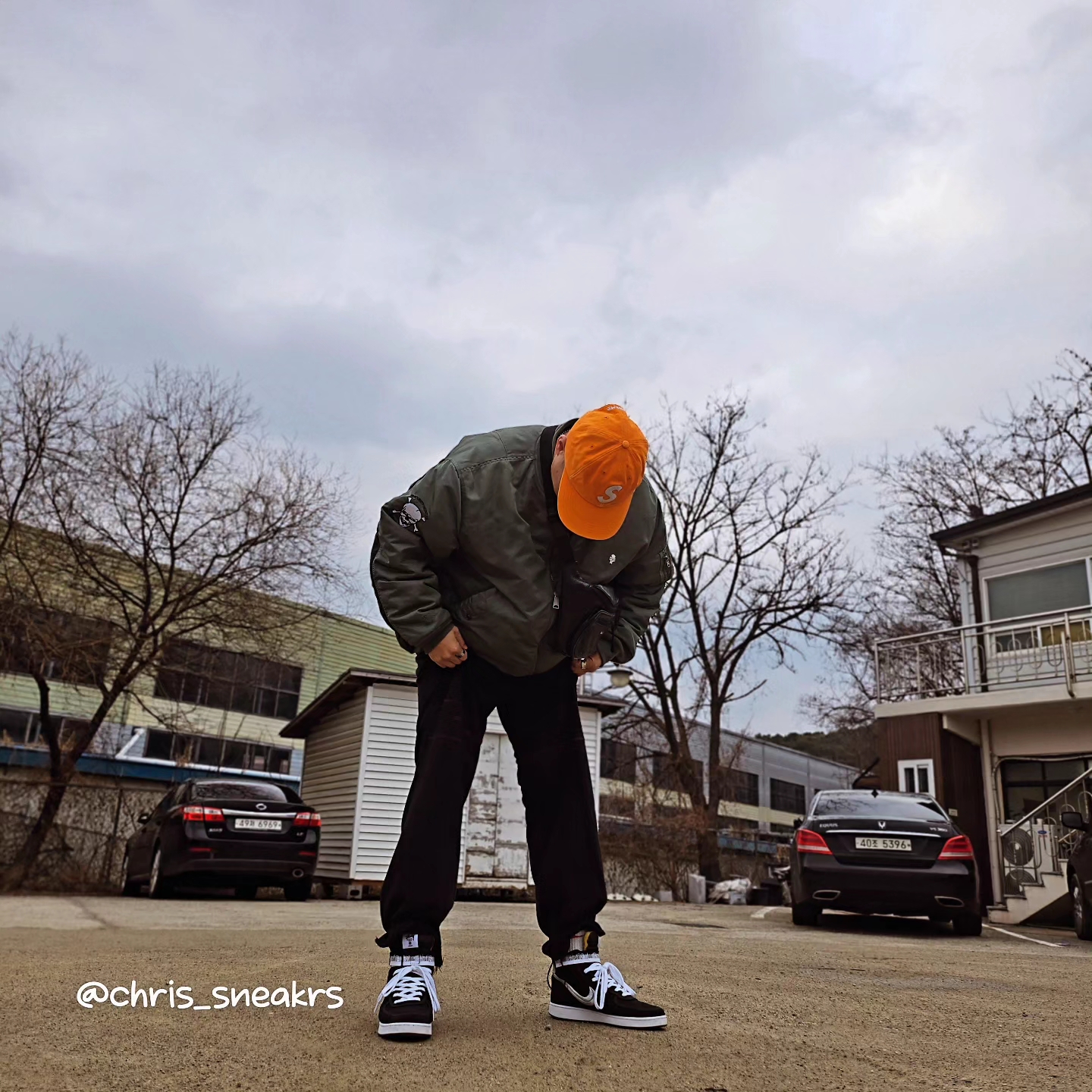 Supreme x Bounty Hunter MA-1 Jacket Olive - 23FW, Supreme Pigment Canvas S Logo 6-Panel Orange - 23SS 착용 스타일 - 3