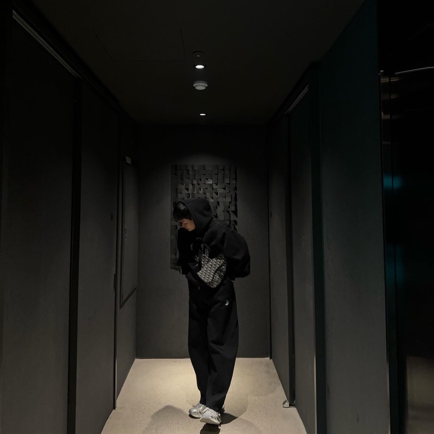 Balenciaga 3XL Sneakers Light Beige, Zara x Ader Error Embroidery Hooded Sweatshirt Black 착용 스타일