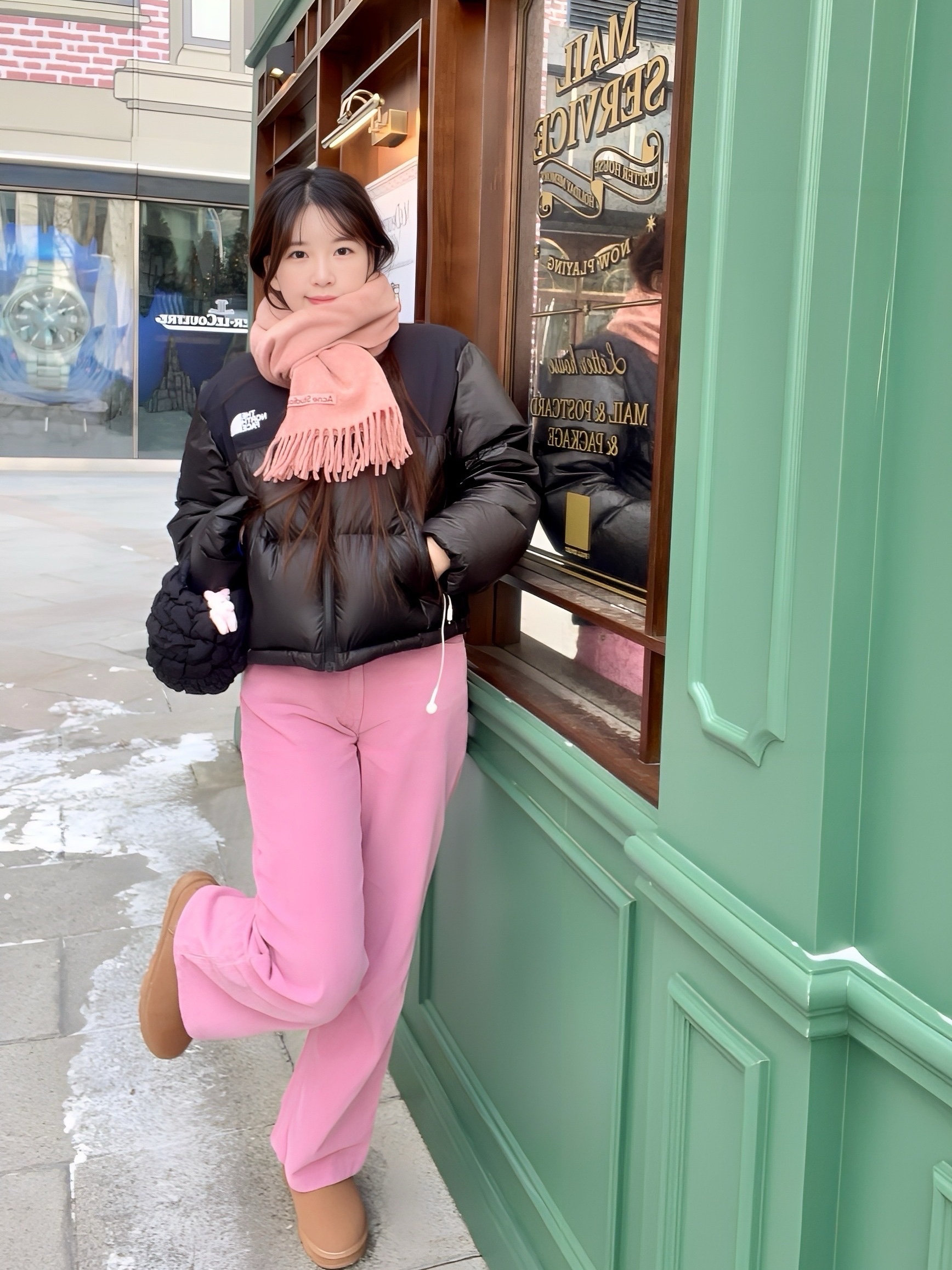 Acne Studios Narrow Wool Fringe Muffler Rose Melange, COS Quilted Micro Bag Black 착용 스타일 - 4