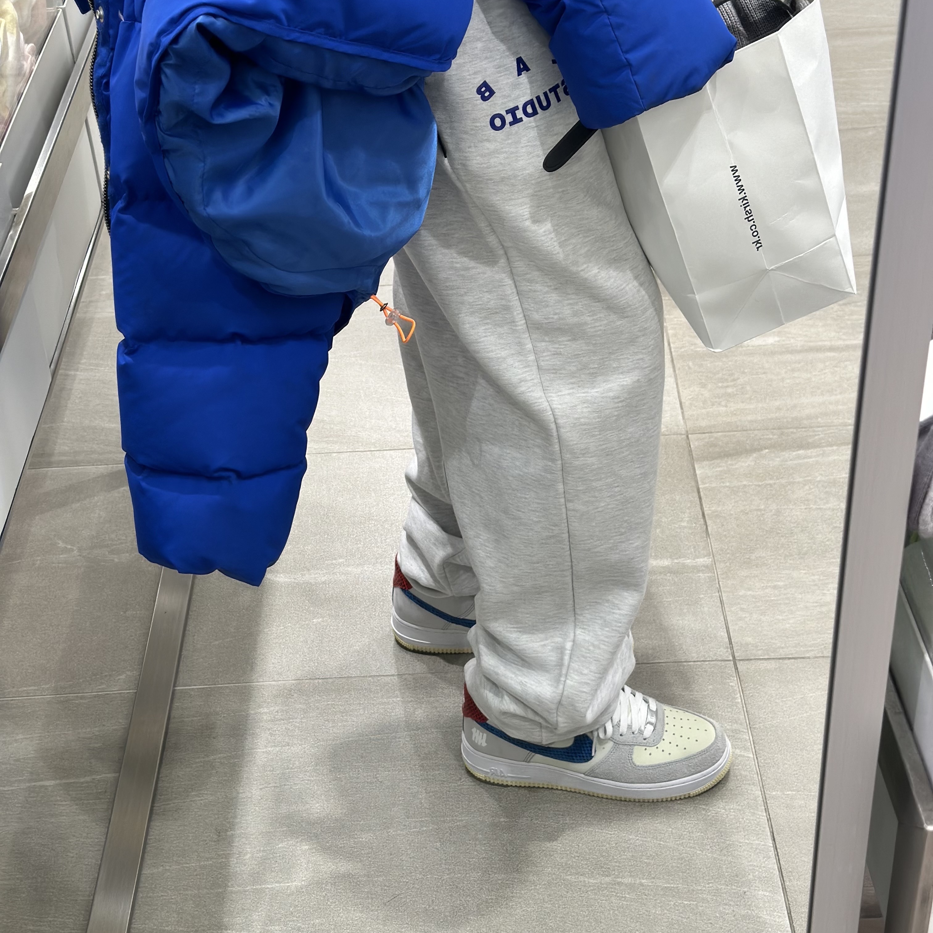 Nike x Undefeated Air Force 1 Low SP 5 On It, IAB Studio Sweatpants Light Gray 착용 스타일