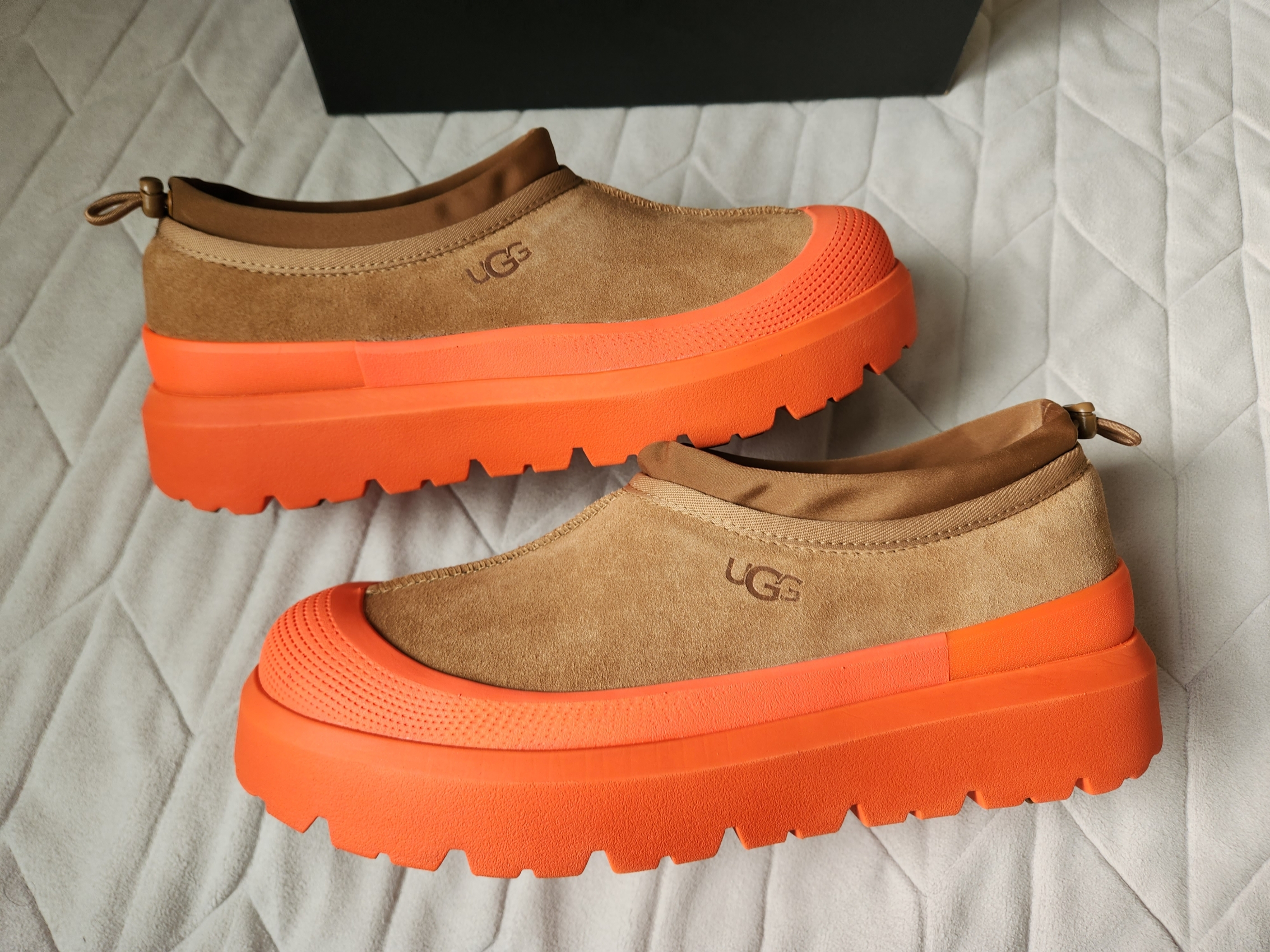 UGG Tasman Weather Hybrid Chestnut Orange 착용 스타일 - 2