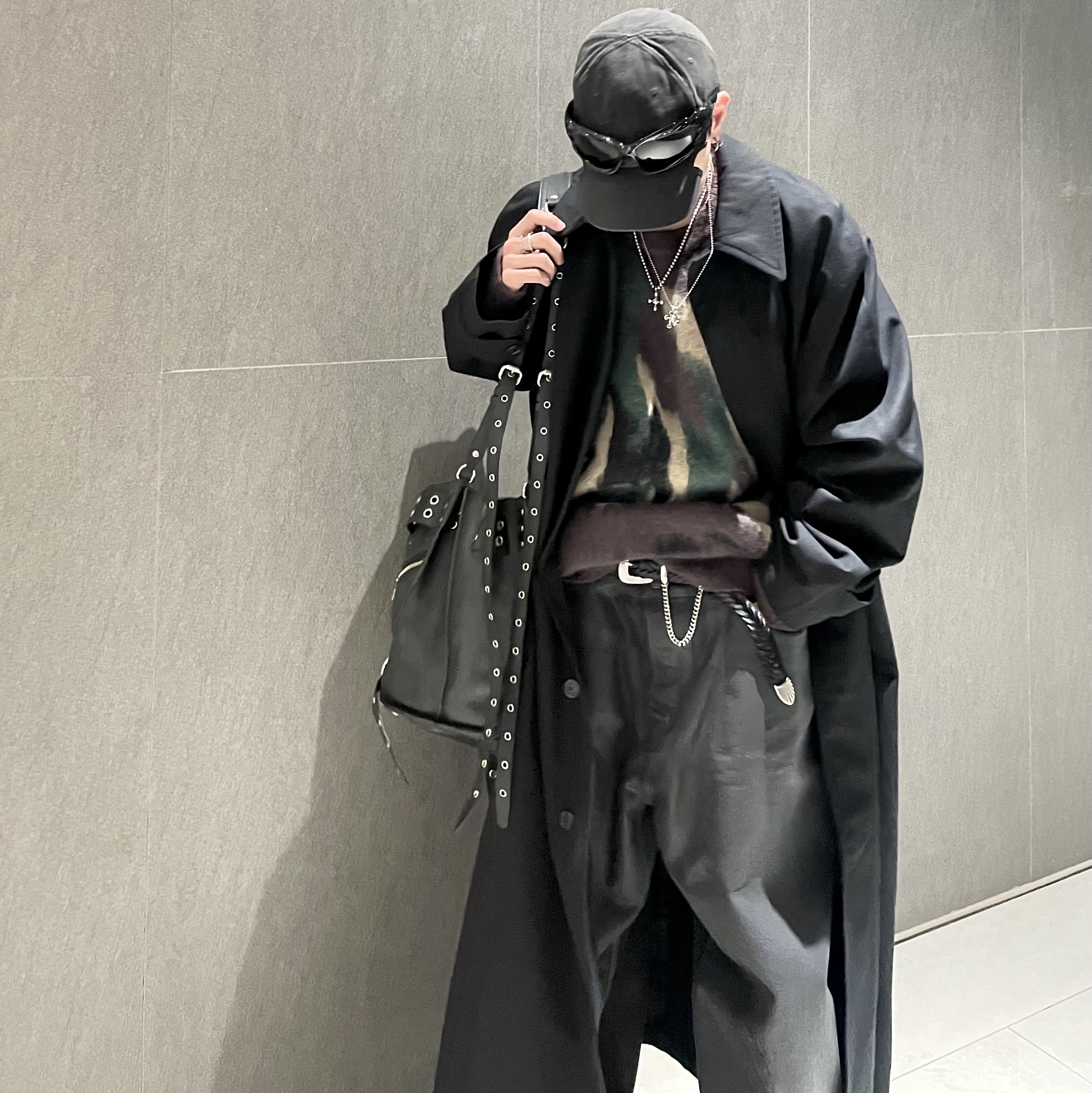 Balenciaga Emo Bucket Bag in Washed Calfskin Black, Balenciaga XL Army Boots Full Eva Black 착용 스타일 - 4
