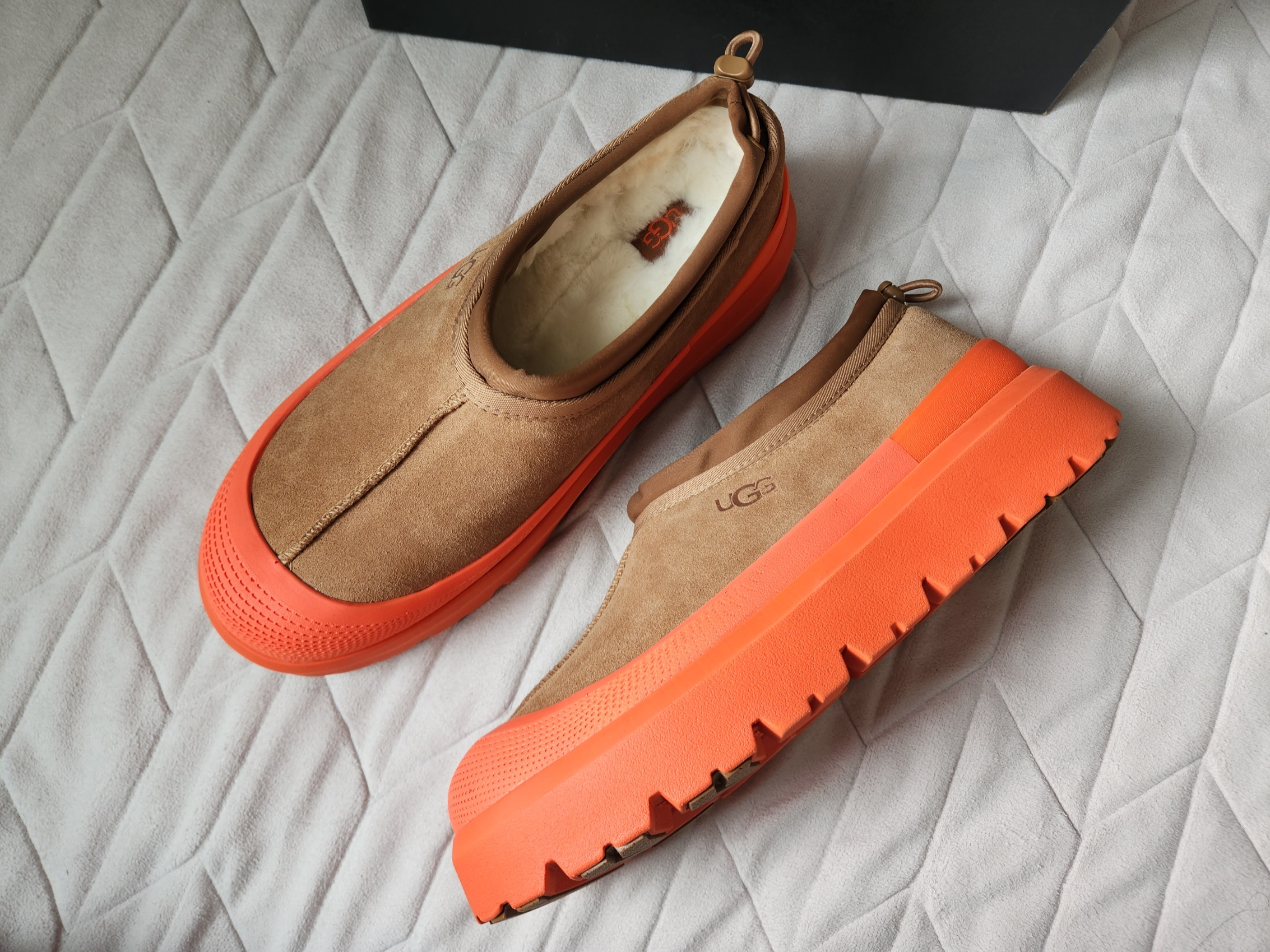 UGG Tasman Weather Hybrid Chestnut Orange 착용 스타일 - 5