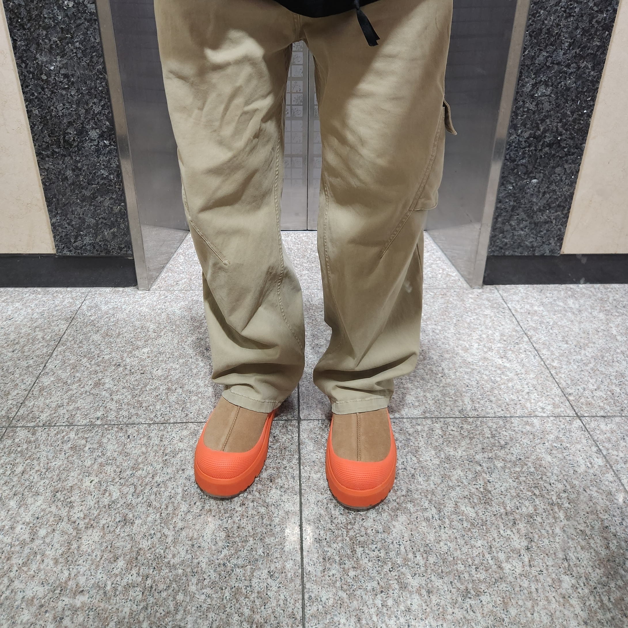 UGG Tasman Weather Hybrid Chestnut Orange 착용 스타일 - 7