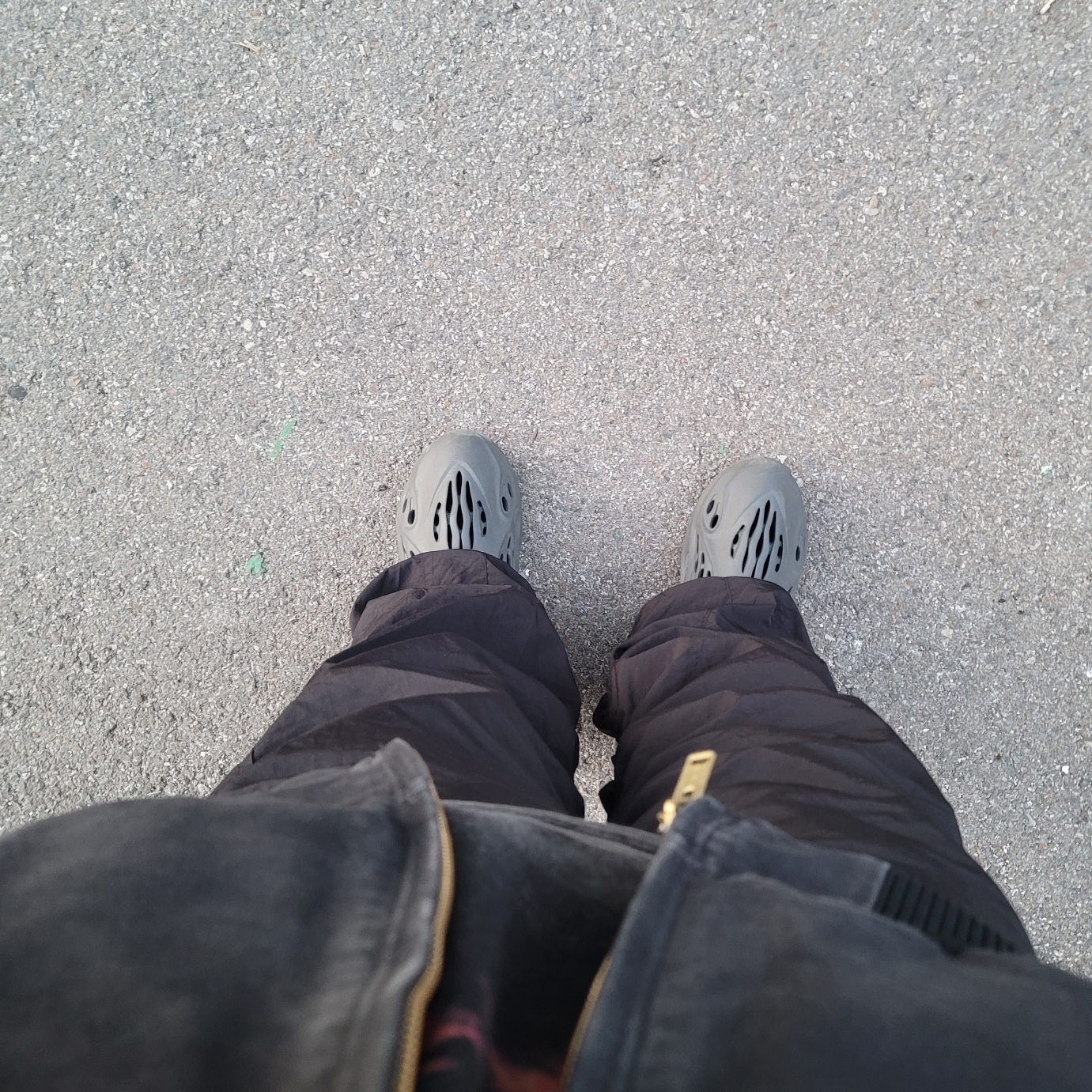 Adidas Yeezy Foam RNNR Carbon 착용 스타일