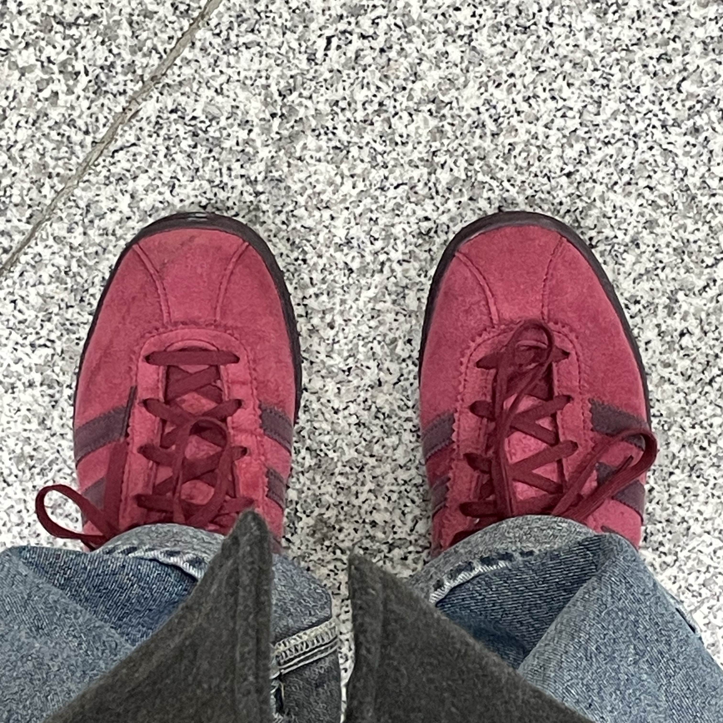 Adidas Tobacco Gruen Collegiate Burgundy 착용 스타일 - 2