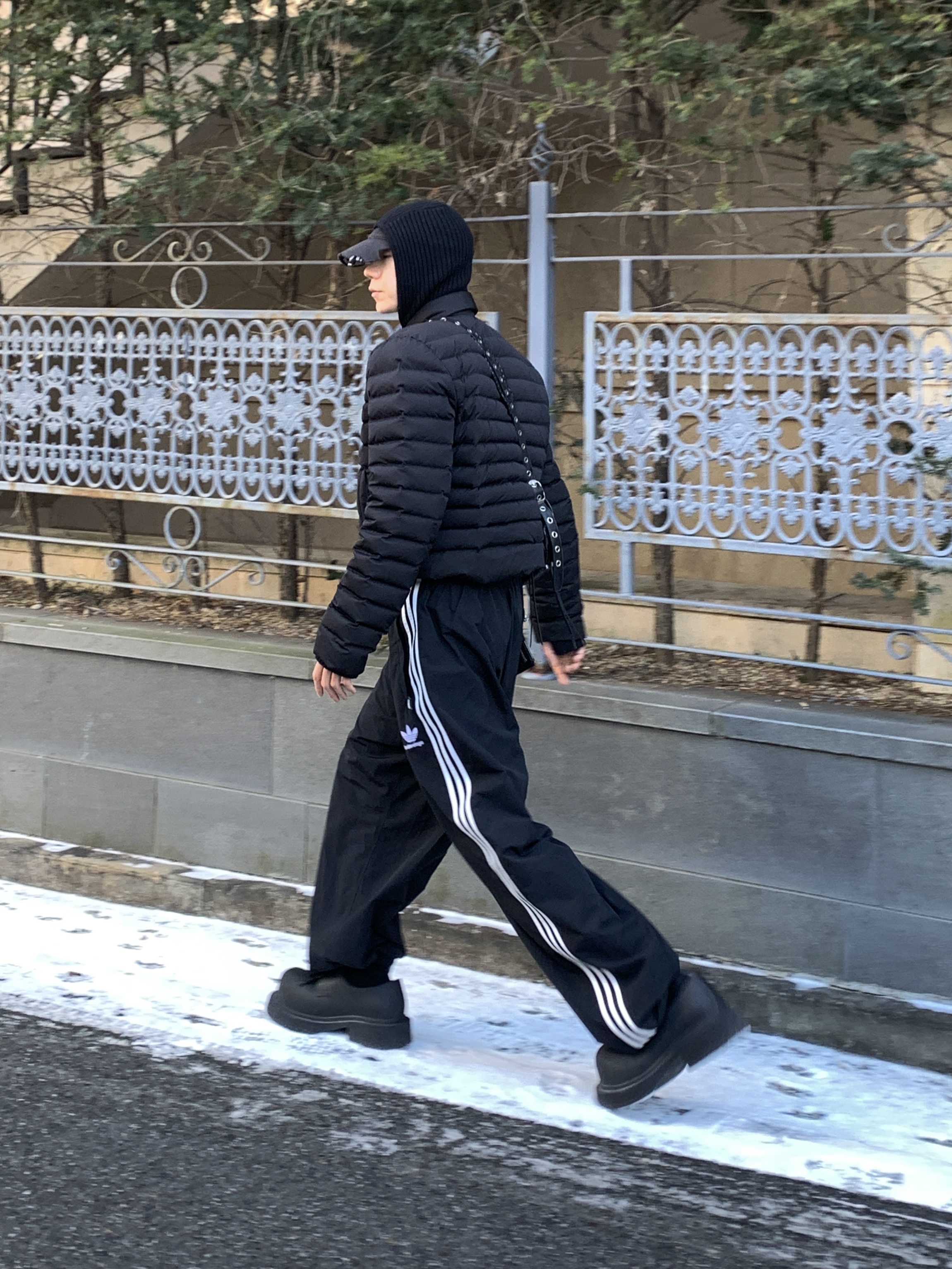 Balenciaga Heavy Piercing Cap Faded Black, Balenciaga x Adidas Tracksuit Trousers Black 착용 스타일 - 4