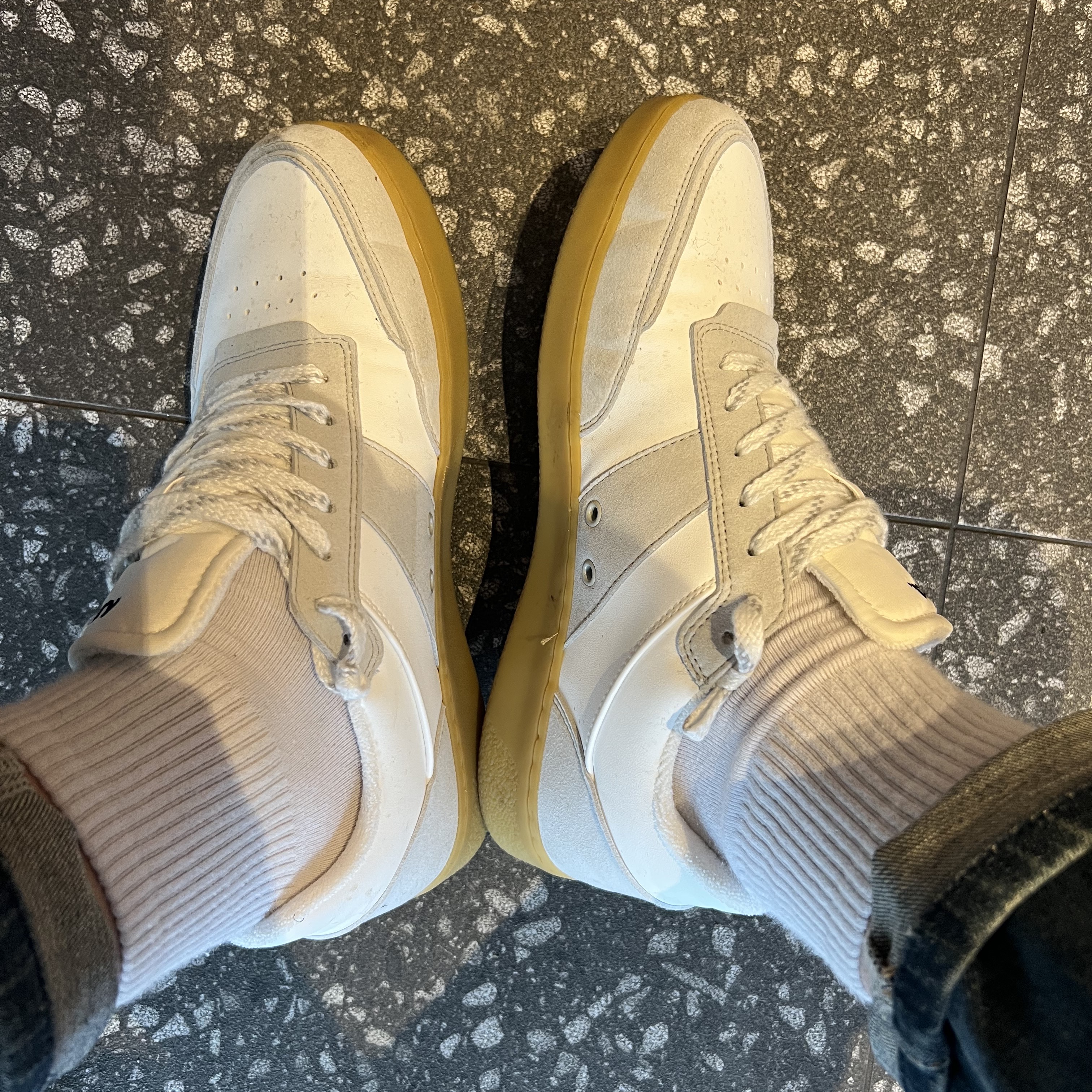 A.P.C. Plain Sneakers Caramel 착용 스타일