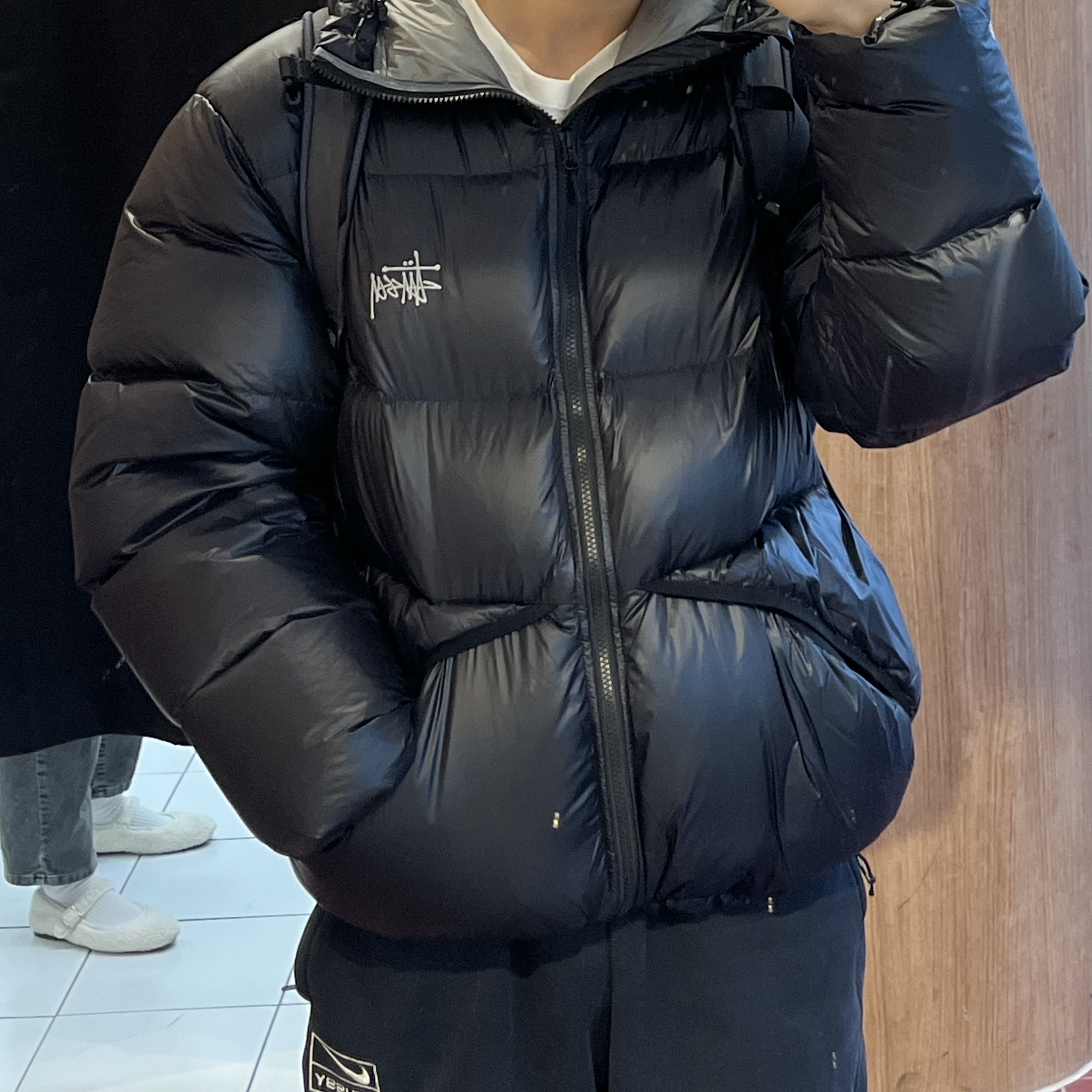 Stussy Down Parka Micro Ripstop Phantom Black, Stussy Basic Stussy T-Shirt White 2023 착용 스타일 - 1