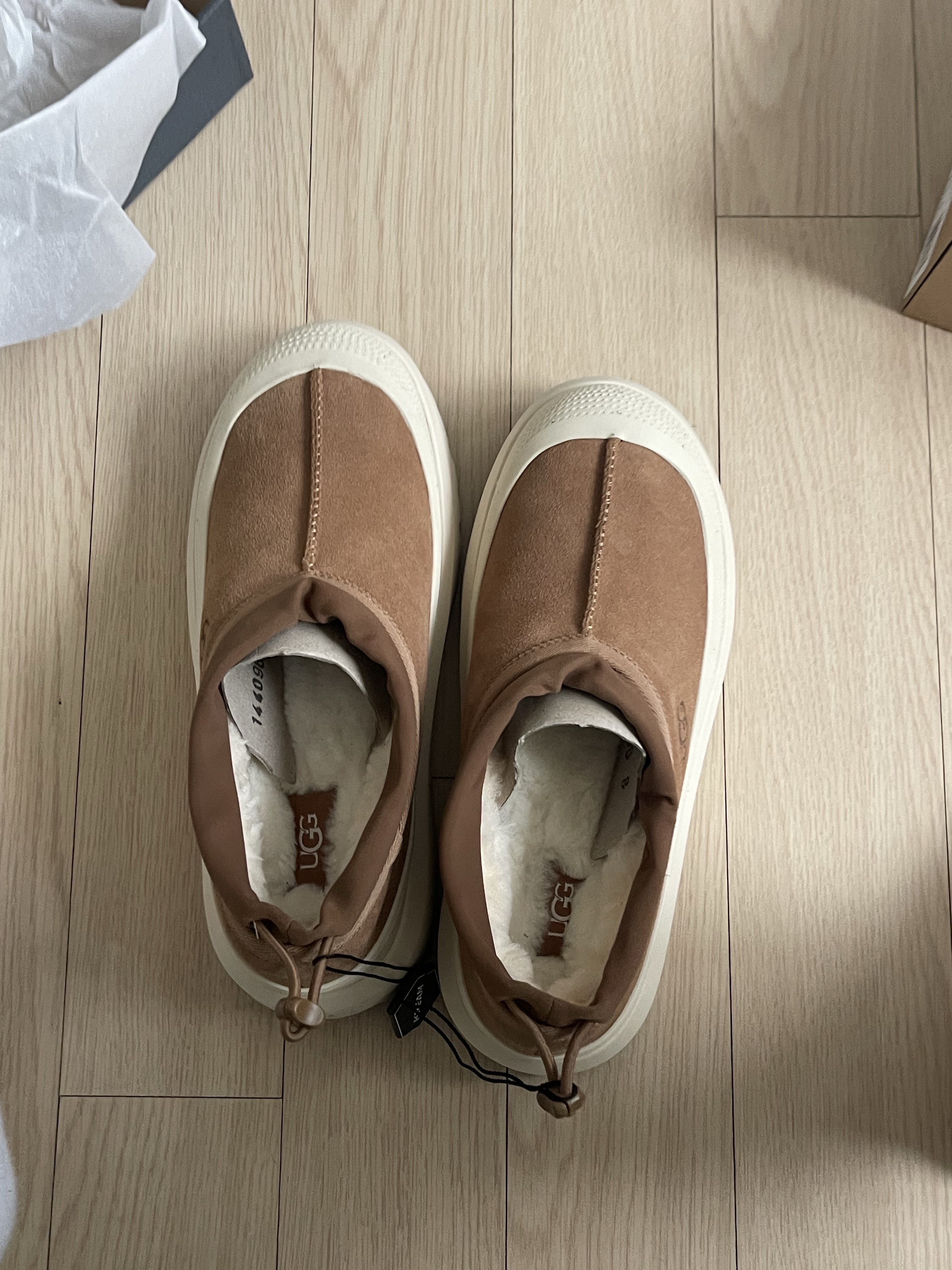 UGG Tasman Weather Hybrid Chestnut Whitecap 착용 스타일