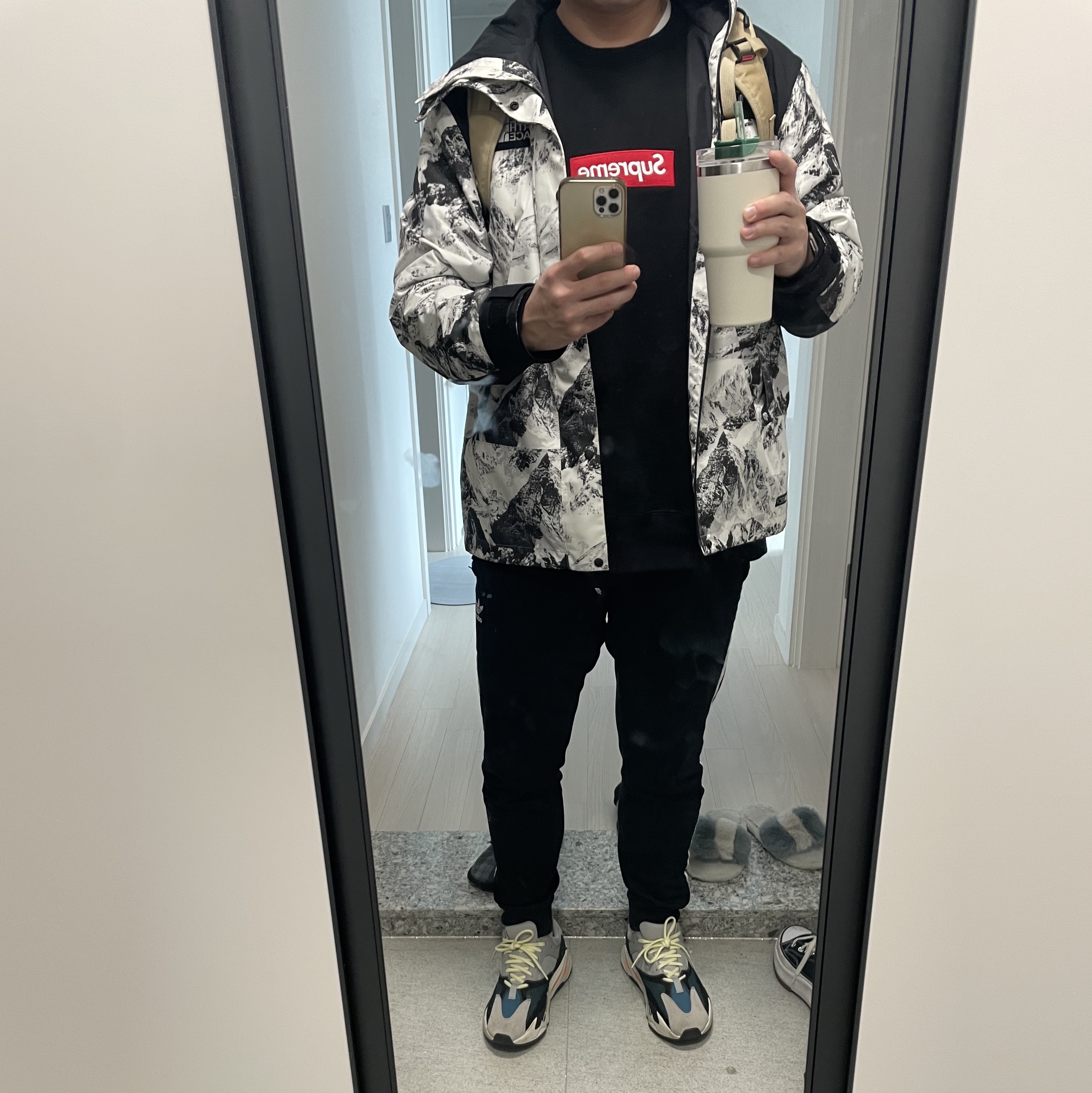 Adidas Yeezy Boost 700 Wave Runner Solid Grey 2021/2022, Supreme Box Logo Crewneck Black - 22FW 착용 스타일