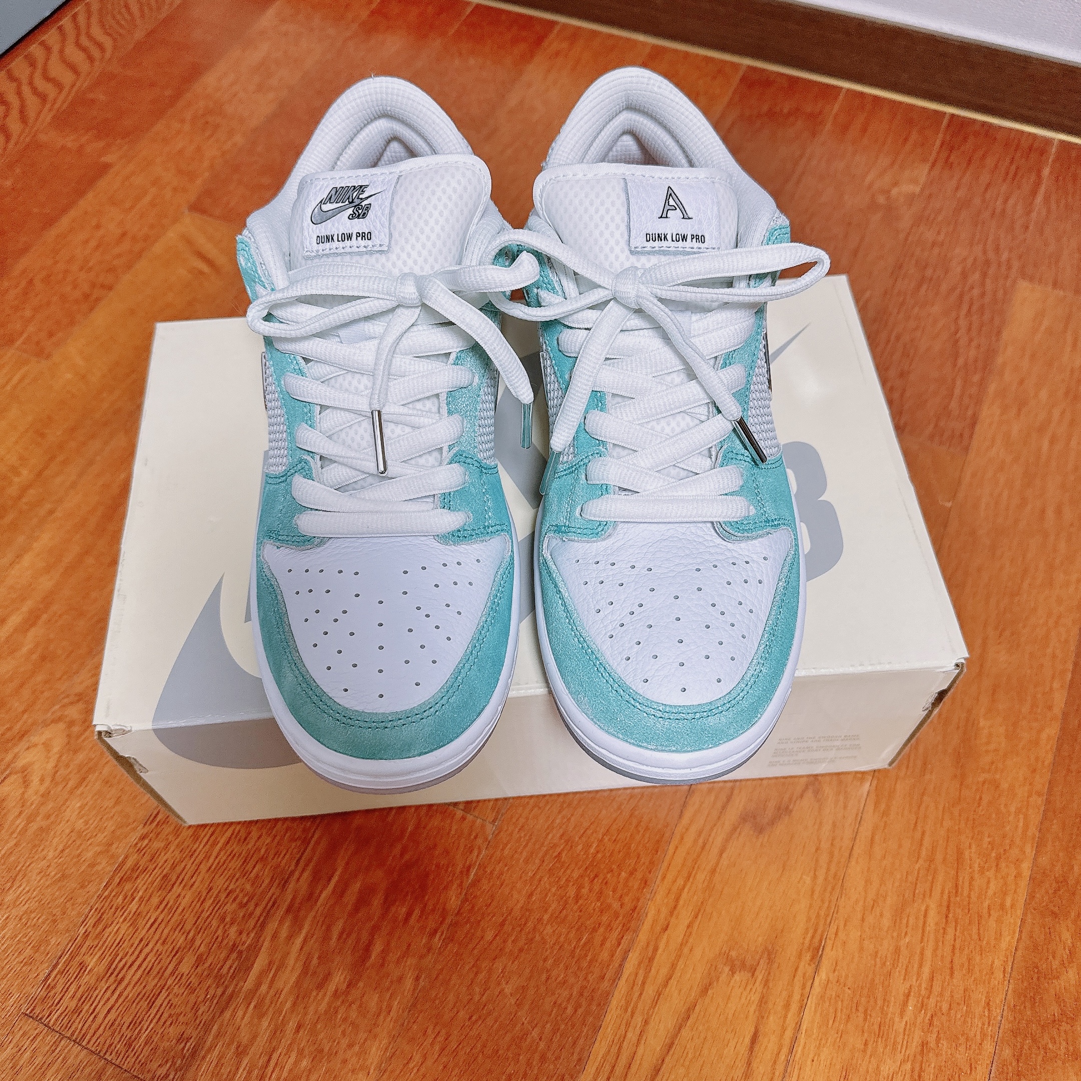 Nike x April Skateboards SB Dunk Low Pro QS Racer Blue Metallic Silver 착용 스타일 - 2