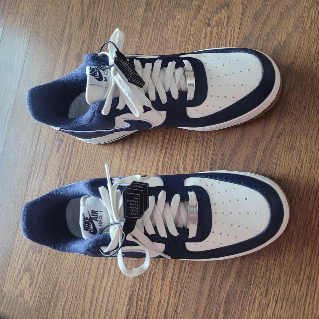 Nike Air Force 1 '07 LV8 Midnight Navy 착용 스타일