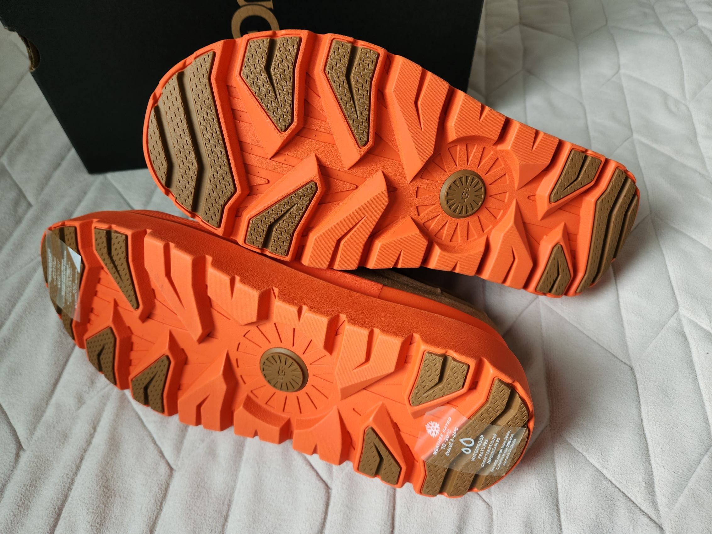 UGG Tasman Weather Hybrid Chestnut Orange 착용 스타일 - 4