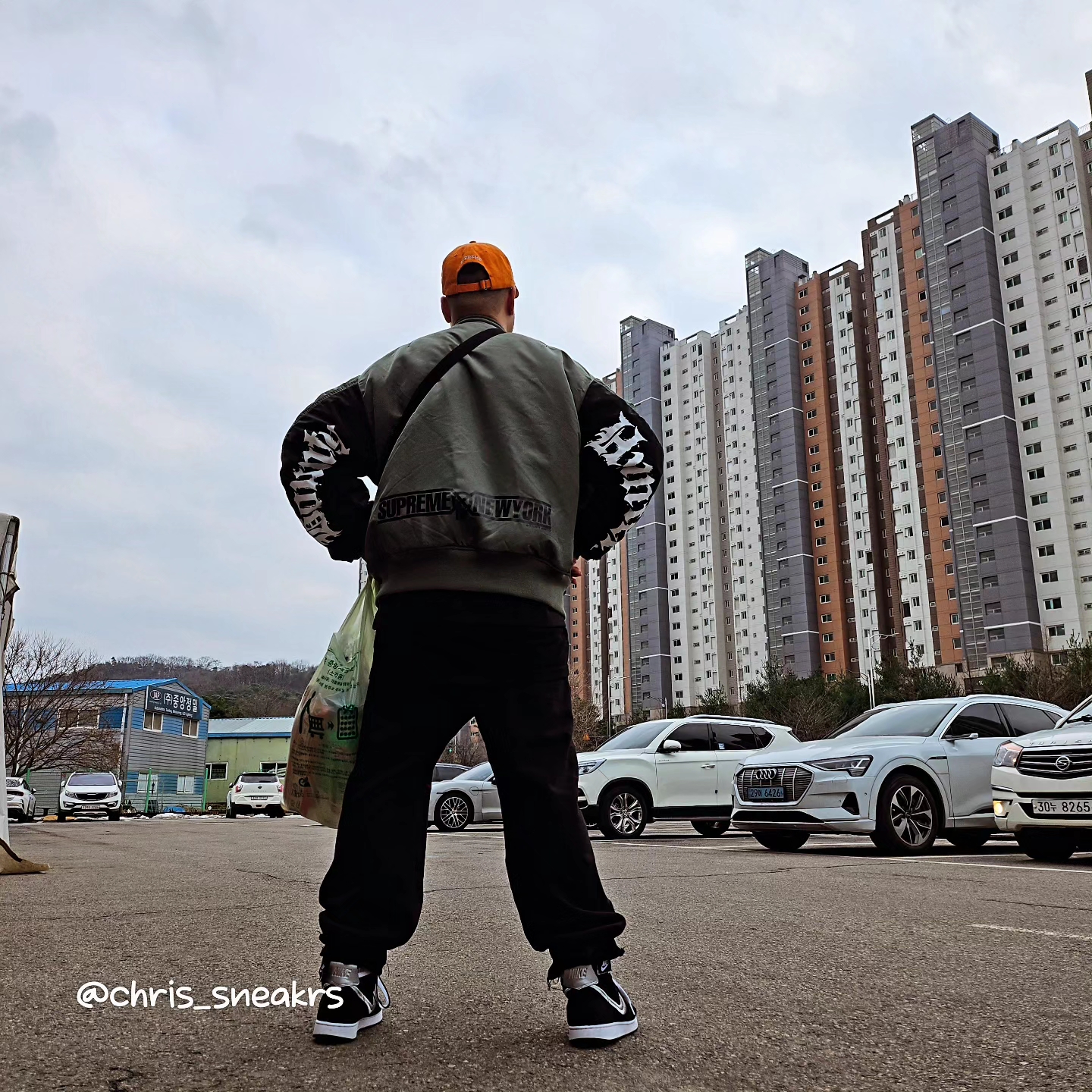 Supreme x Bounty Hunter MA-1 Jacket Olive - 23FW, Supreme Pigment Canvas S Logo 6-Panel Orange - 23SS 착용 스타일 - 4