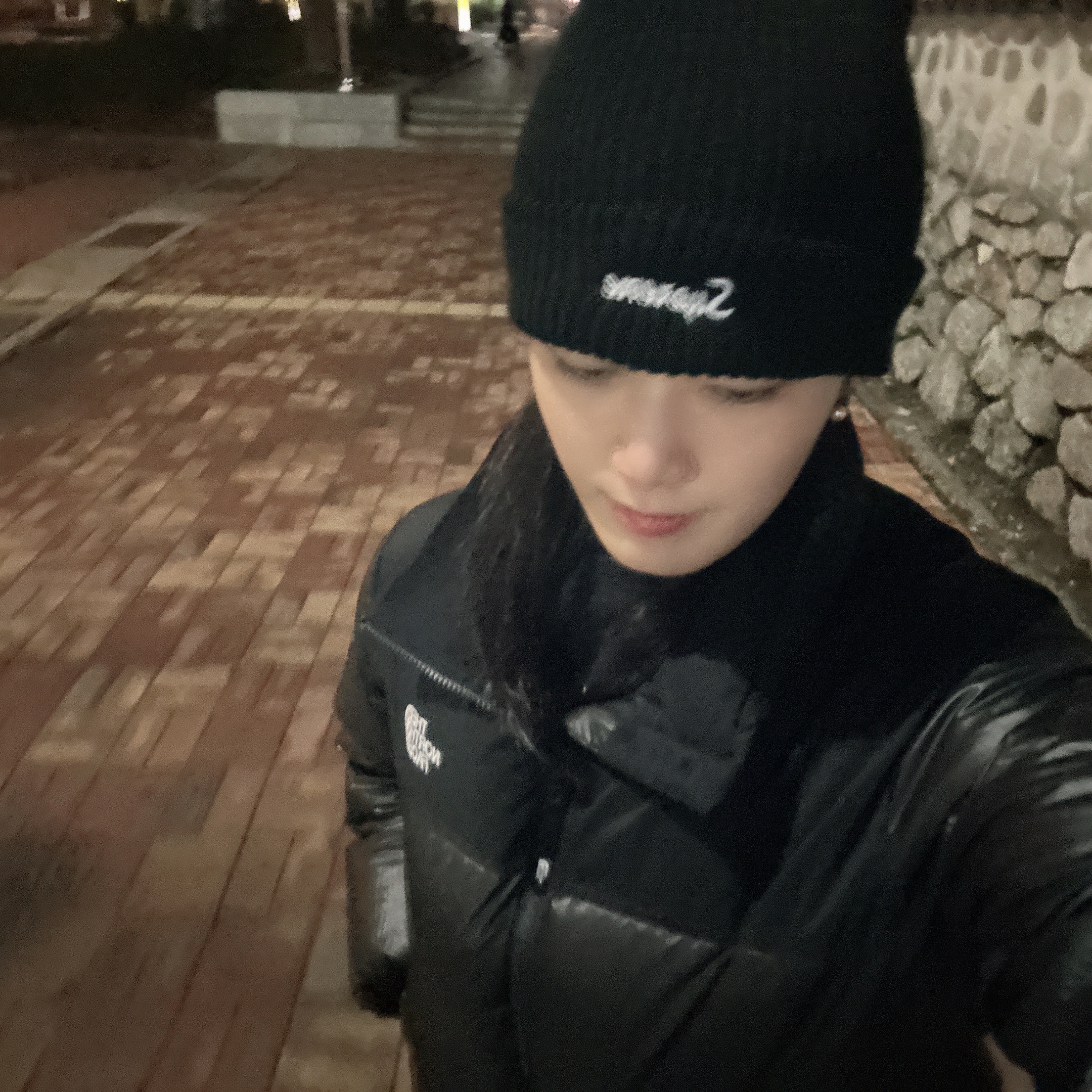Supreme Loose Gauge Beanie Black 착용 스타일 - 4