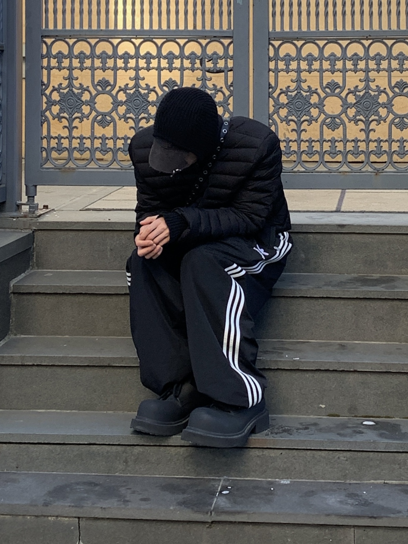 Balenciaga Heavy Piercing Cap Faded Black, Balenciaga x Adidas Tracksuit Trousers Black 착용 스타일 - 2