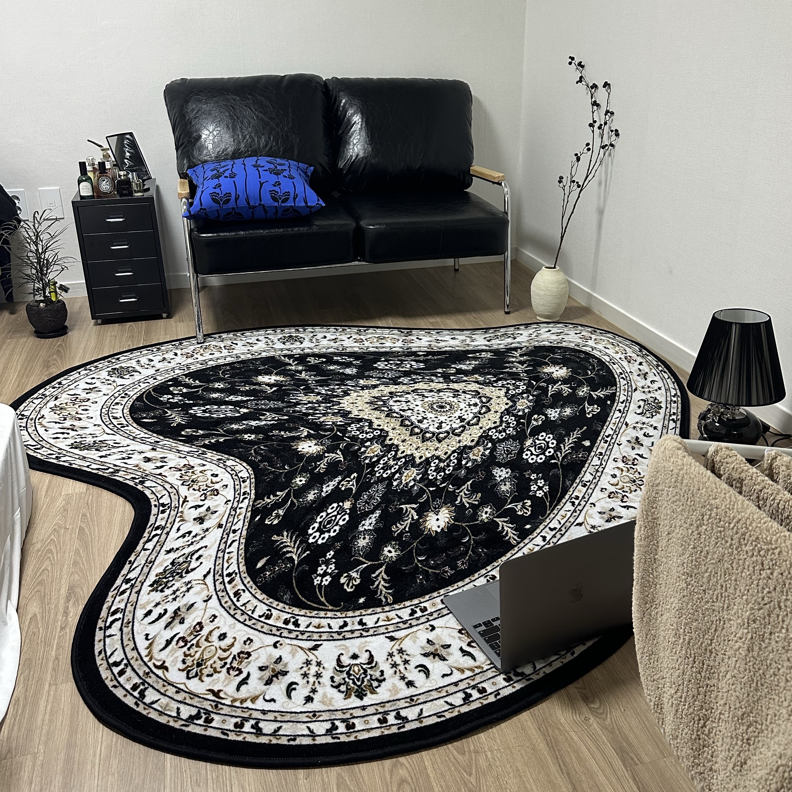 Say Touche Liquified Persian Rug Black (L) 착용 스타일