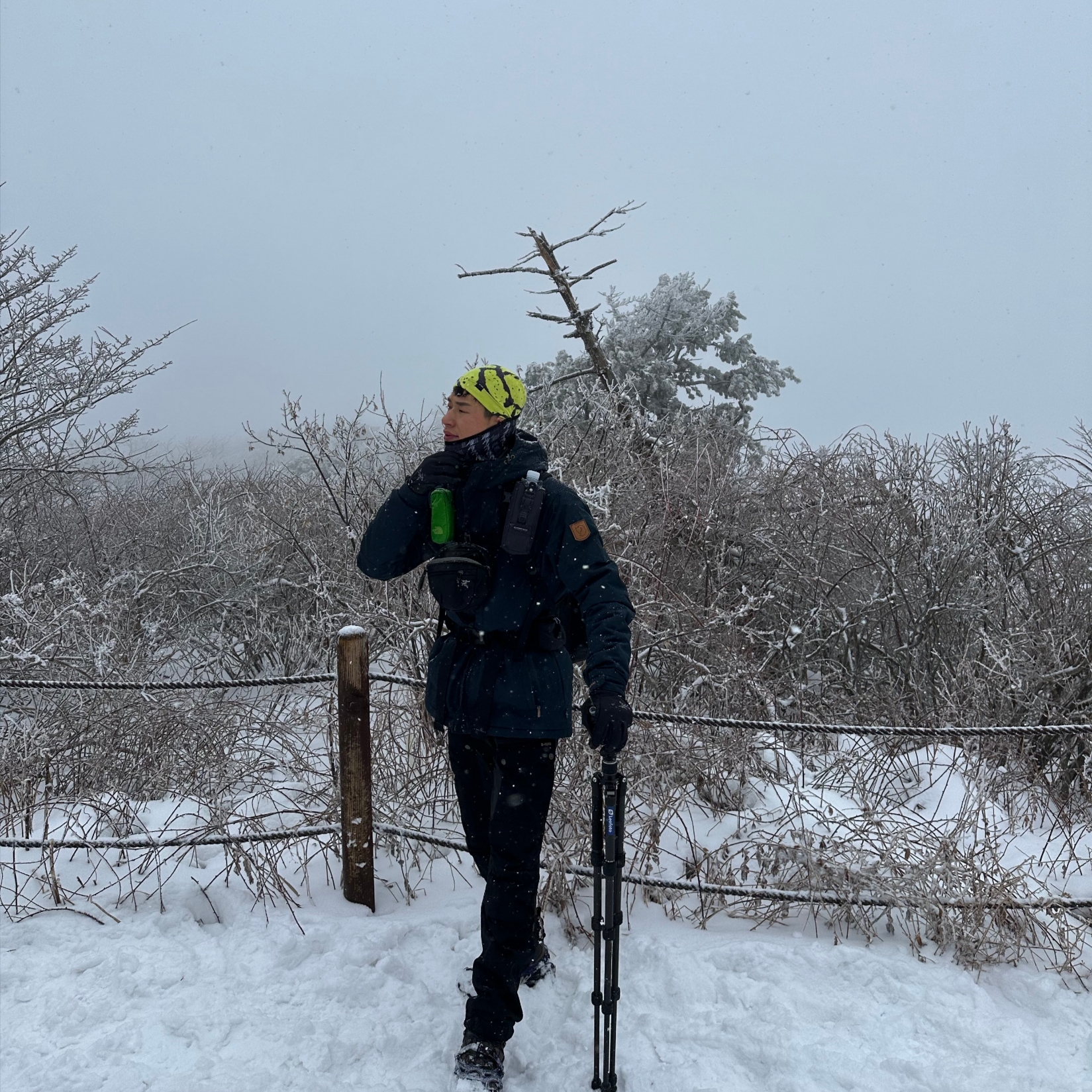 Arc'teryx Grotto Toque Lampyre, Arc'teryx Fission SV Glove Black Infrared 착용 스타일 - 1