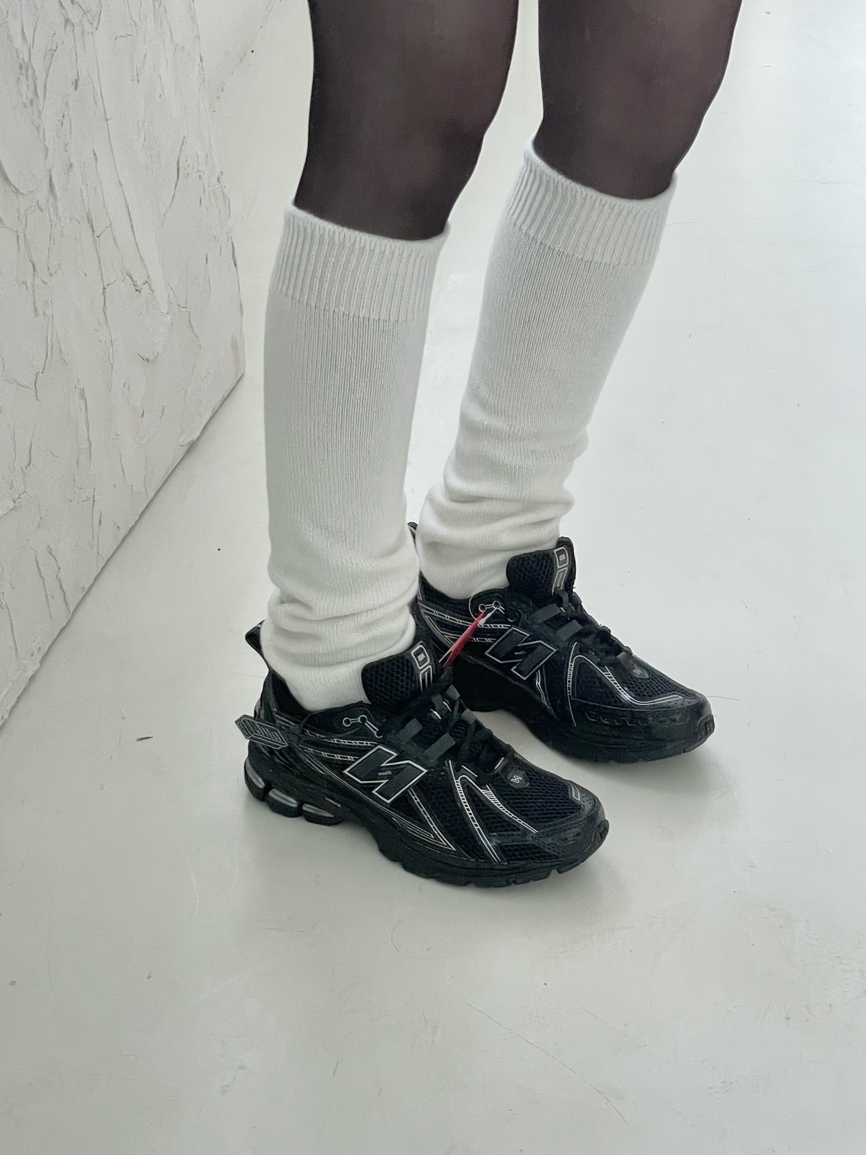 New Balance 1906R Black Silver Metallic, Stussy Basic Stussy T-Shirt White 2023 착용 스타일 - 3